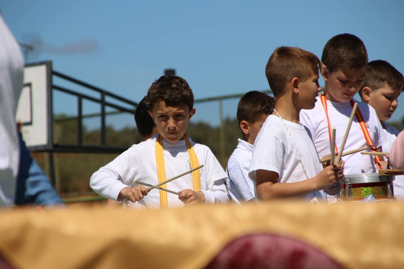 El Colegio 'Sotomayor y Terrazas' ha celebrado, esta mañana, su III Certamen escolar de bandas, organizado por el área de Música de este centro educativo, bajo la dirección de la maestra Loli Guzmán. A las puertas de la Semana Santa de Jerez, la actividad ha tenido como objetivo acercar la música a los niños y trabajar con ellos los sones que acompañan esta celebración. Esta edición ha contado, también, con la participación de alumnos del Colegio de Educación Especial 'Nuestra Señora de Aguasantas', la Agrupación Musical 'Nuestro Padre Jesús Nazareno', la Banda de CC. y TT. de 'Nuestra Señora del Rosario' y la Agrupación Musical 'Maestro Sousa'. Además, como novedad, se ha realizado un desfile previo por las calles del popular 'Barrio Alto'.