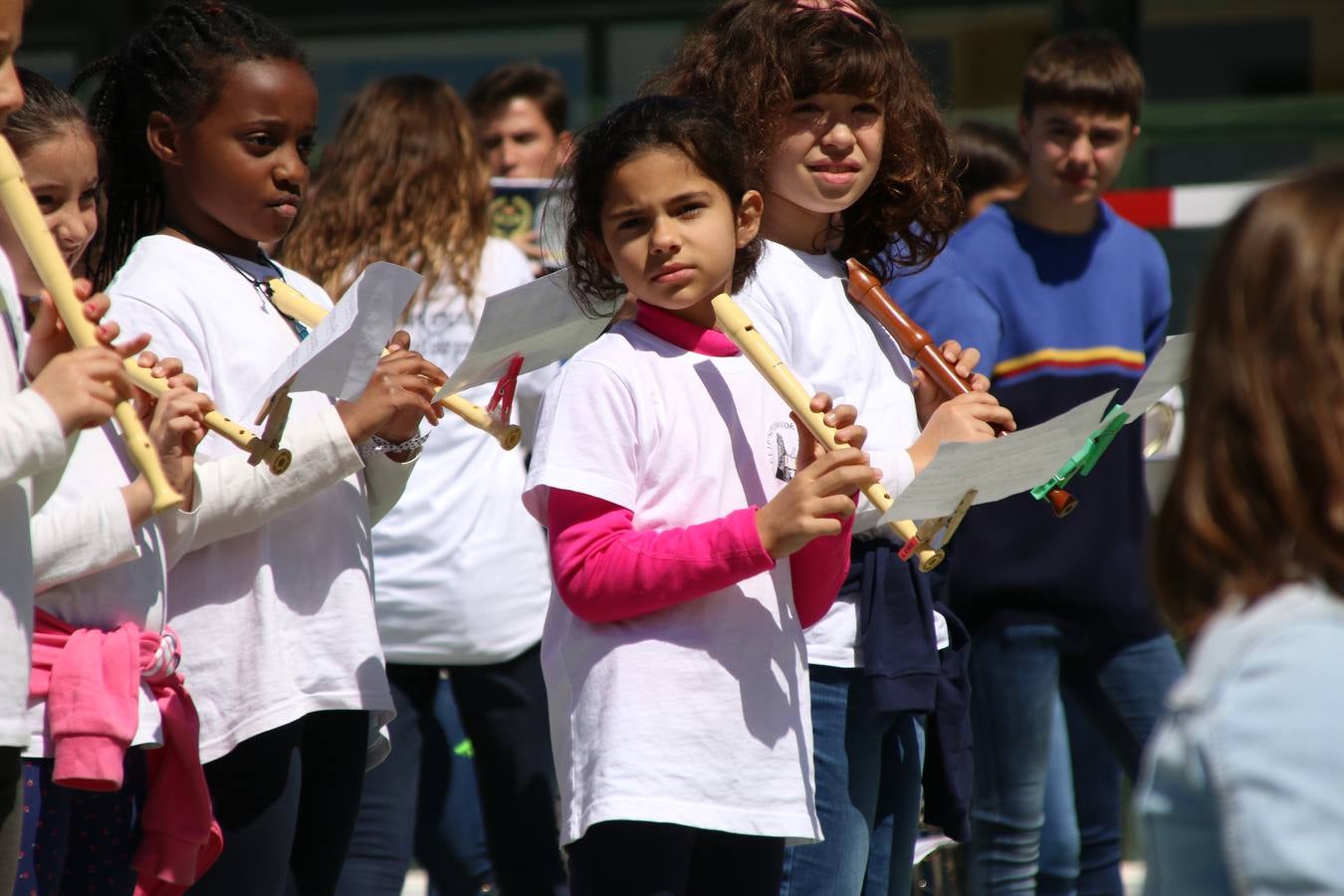 El Colegio 'Sotomayor y Terrazas' ha celebrado, esta mañana, su III Certamen escolar de bandas, organizado por el área de Música de este centro educativo, bajo la dirección de la maestra Loli Guzmán. A las puertas de la Semana Santa de Jerez, la actividad ha tenido como objetivo acercar la música a los niños y trabajar con ellos los sones que acompañan esta celebración. Esta edición ha contado, también, con la participación de alumnos del Colegio de Educación Especial 'Nuestra Señora de Aguasantas', la Agrupación Musical 'Nuestro Padre Jesús Nazareno', la Banda de CC. y TT. de 'Nuestra Señora del Rosario' y la Agrupación Musical 'Maestro Sousa'. Además, como novedad, se ha realizado un desfile previo por las calles del popular 'Barrio Alto'.