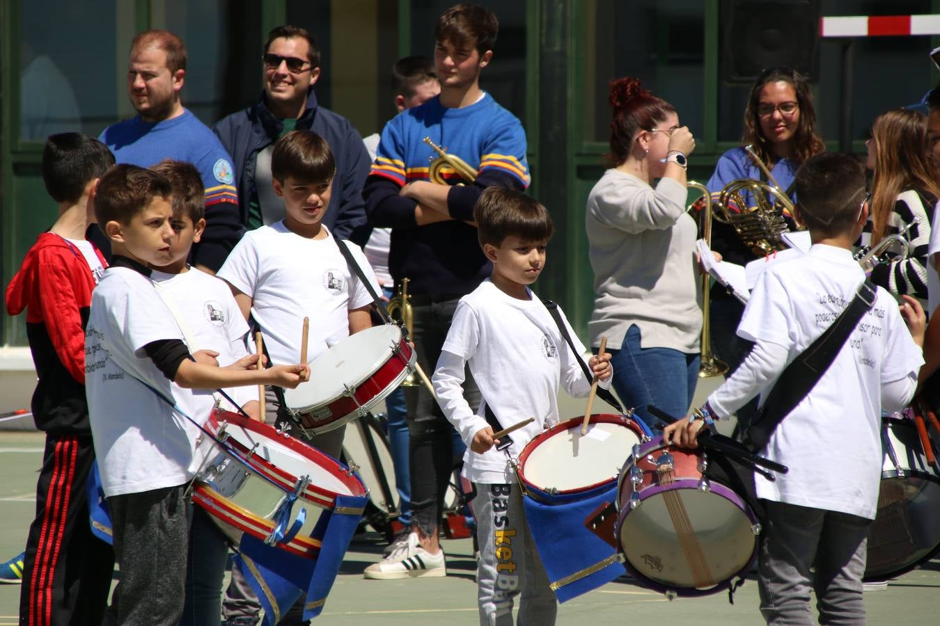 El Colegio 'Sotomayor y Terrazas' ha celebrado, esta mañana, su III Certamen escolar de bandas, organizado por el área de Música de este centro educativo, bajo la dirección de la maestra Loli Guzmán. A las puertas de la Semana Santa de Jerez, la actividad ha tenido como objetivo acercar la música a los niños y trabajar con ellos los sones que acompañan esta celebración. Esta edición ha contado, también, con la participación de alumnos del Colegio de Educación Especial 'Nuestra Señora de Aguasantas', la Agrupación Musical 'Nuestro Padre Jesús Nazareno', la Banda de CC. y TT. de 'Nuestra Señora del Rosario' y la Agrupación Musical 'Maestro Sousa'. Además, como novedad, se ha realizado un desfile previo por las calles del popular 'Barrio Alto'.