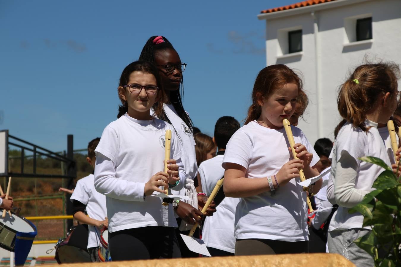 El Colegio 'Sotomayor y Terrazas' ha celebrado, esta mañana, su III Certamen escolar de bandas, organizado por el área de Música de este centro educativo, bajo la dirección de la maestra Loli Guzmán. A las puertas de la Semana Santa de Jerez, la actividad ha tenido como objetivo acercar la música a los niños y trabajar con ellos los sones que acompañan esta celebración. Esta edición ha contado, también, con la participación de alumnos del Colegio de Educación Especial 'Nuestra Señora de Aguasantas', la Agrupación Musical 'Nuestro Padre Jesús Nazareno', la Banda de CC. y TT. de 'Nuestra Señora del Rosario' y la Agrupación Musical 'Maestro Sousa'. Además, como novedad, se ha realizado un desfile previo por las calles del popular 'Barrio Alto'.