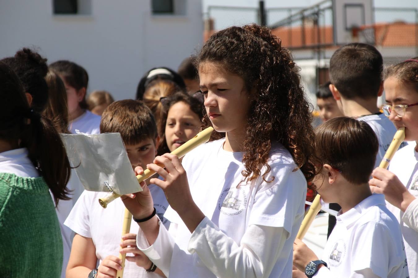 El Colegio 'Sotomayor y Terrazas' ha celebrado, esta mañana, su III Certamen escolar de bandas, organizado por el área de Música de este centro educativo, bajo la dirección de la maestra Loli Guzmán. A las puertas de la Semana Santa de Jerez, la actividad ha tenido como objetivo acercar la música a los niños y trabajar con ellos los sones que acompañan esta celebración. Esta edición ha contado, también, con la participación de alumnos del Colegio de Educación Especial 'Nuestra Señora de Aguasantas', la Agrupación Musical 'Nuestro Padre Jesús Nazareno', la Banda de CC. y TT. de 'Nuestra Señora del Rosario' y la Agrupación Musical 'Maestro Sousa'. Además, como novedad, se ha realizado un desfile previo por las calles del popular 'Barrio Alto'.