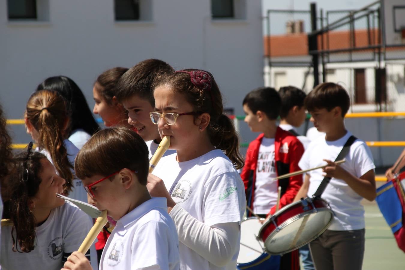 El Colegio 'Sotomayor y Terrazas' ha celebrado, esta mañana, su III Certamen escolar de bandas, organizado por el área de Música de este centro educativo, bajo la dirección de la maestra Loli Guzmán. A las puertas de la Semana Santa de Jerez, la actividad ha tenido como objetivo acercar la música a los niños y trabajar con ellos los sones que acompañan esta celebración. Esta edición ha contado, también, con la participación de alumnos del Colegio de Educación Especial 'Nuestra Señora de Aguasantas', la Agrupación Musical 'Nuestro Padre Jesús Nazareno', la Banda de CC. y TT. de 'Nuestra Señora del Rosario' y la Agrupación Musical 'Maestro Sousa'. Además, como novedad, se ha realizado un desfile previo por las calles del popular 'Barrio Alto'.
