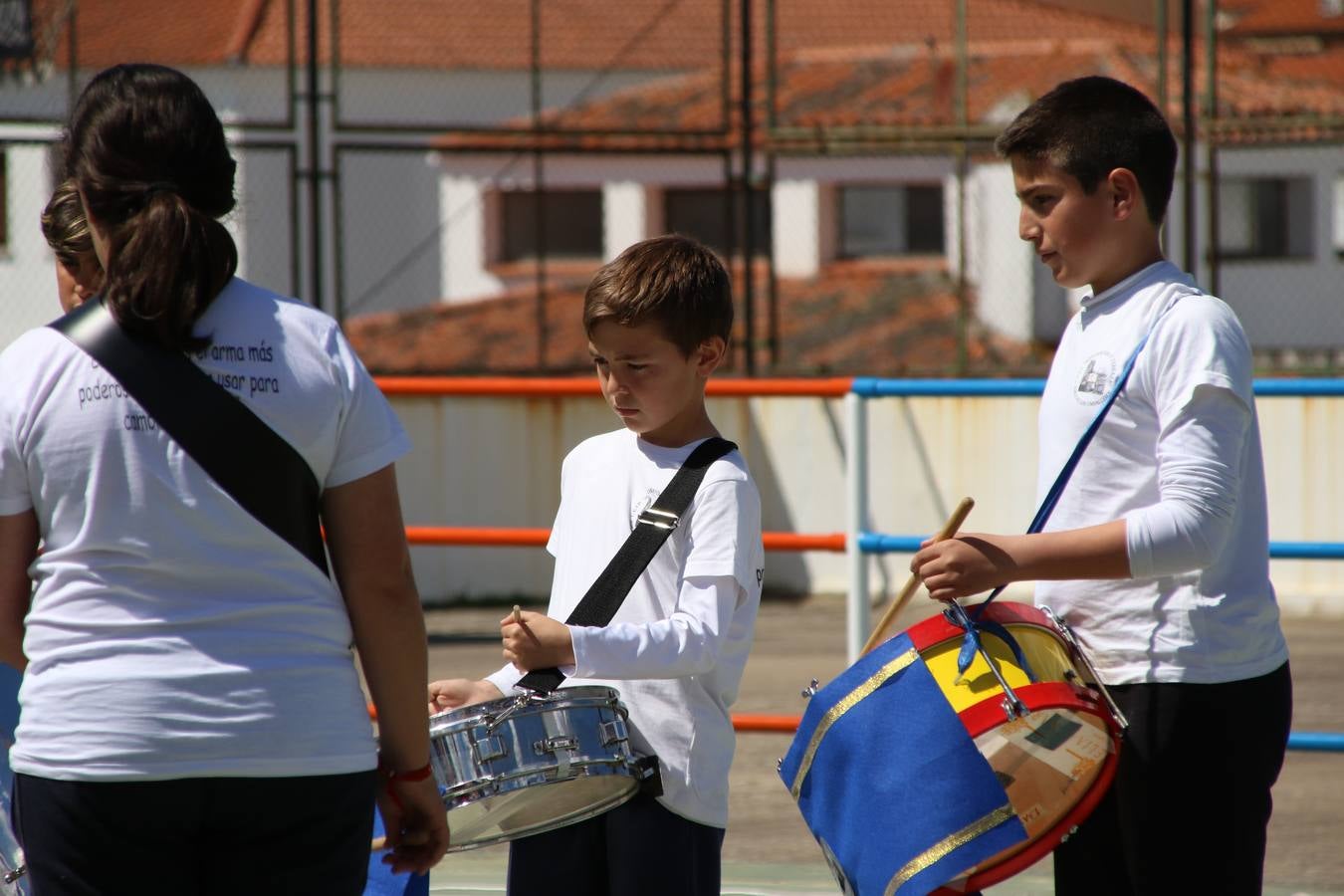 El Colegio 'Sotomayor y Terrazas' ha celebrado, esta mañana, su III Certamen escolar de bandas, organizado por el área de Música de este centro educativo, bajo la dirección de la maestra Loli Guzmán. A las puertas de la Semana Santa de Jerez, la actividad ha tenido como objetivo acercar la música a los niños y trabajar con ellos los sones que acompañan esta celebración. Esta edición ha contado, también, con la participación de alumnos del Colegio de Educación Especial 'Nuestra Señora de Aguasantas', la Agrupación Musical 'Nuestro Padre Jesús Nazareno', la Banda de CC. y TT. de 'Nuestra Señora del Rosario' y la Agrupación Musical 'Maestro Sousa'. Además, como novedad, se ha realizado un desfile previo por las calles del popular 'Barrio Alto'.