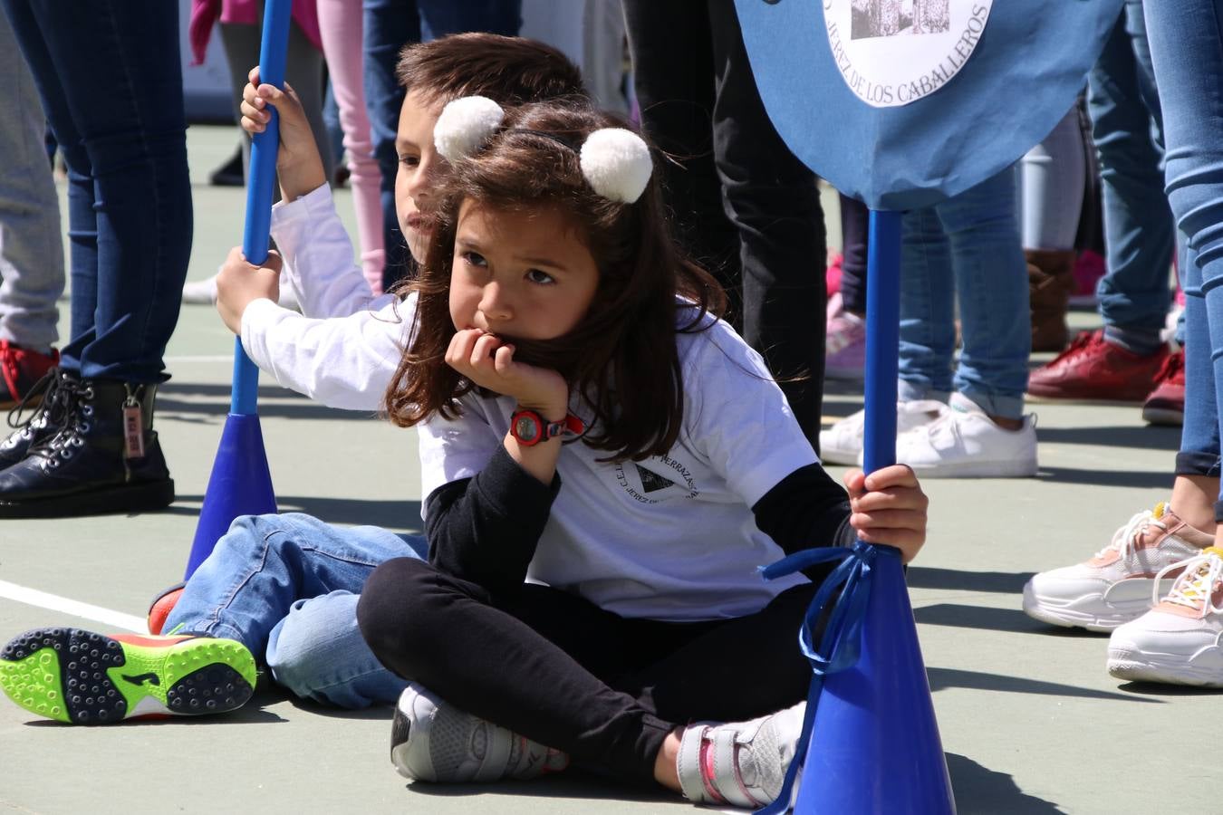 El Colegio 'Sotomayor y Terrazas' ha celebrado, esta mañana, su III Certamen escolar de bandas, organizado por el área de Música de este centro educativo, bajo la dirección de la maestra Loli Guzmán. A las puertas de la Semana Santa de Jerez, la actividad ha tenido como objetivo acercar la música a los niños y trabajar con ellos los sones que acompañan esta celebración. Esta edición ha contado, también, con la participación de alumnos del Colegio de Educación Especial 'Nuestra Señora de Aguasantas', la Agrupación Musical 'Nuestro Padre Jesús Nazareno', la Banda de CC. y TT. de 'Nuestra Señora del Rosario' y la Agrupación Musical 'Maestro Sousa'. Además, como novedad, se ha realizado un desfile previo por las calles del popular 'Barrio Alto'.