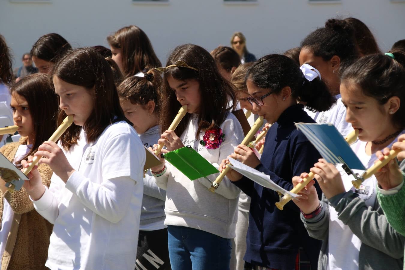 El Colegio 'Sotomayor y Terrazas' ha celebrado, esta mañana, su III Certamen escolar de bandas, organizado por el área de Música de este centro educativo, bajo la dirección de la maestra Loli Guzmán. A las puertas de la Semana Santa de Jerez, la actividad ha tenido como objetivo acercar la música a los niños y trabajar con ellos los sones que acompañan esta celebración. Esta edición ha contado, también, con la participación de alumnos del Colegio de Educación Especial 'Nuestra Señora de Aguasantas', la Agrupación Musical 'Nuestro Padre Jesús Nazareno', la Banda de CC. y TT. de 'Nuestra Señora del Rosario' y la Agrupación Musical 'Maestro Sousa'. Además, como novedad, se ha realizado un desfile previo por las calles del popular 'Barrio Alto'.