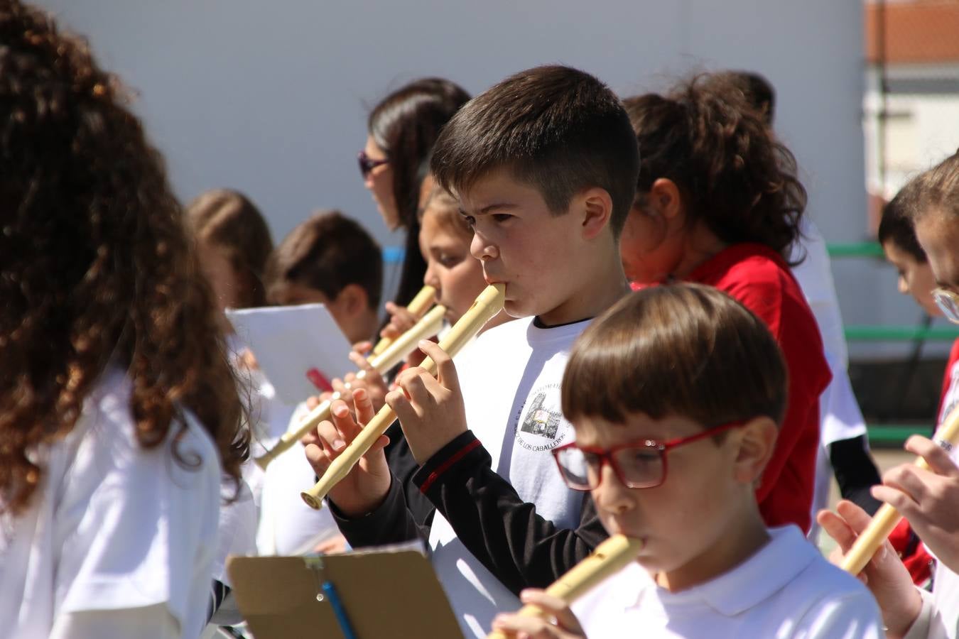 El Colegio 'Sotomayor y Terrazas' ha celebrado, esta mañana, su III Certamen escolar de bandas, organizado por el área de Música de este centro educativo, bajo la dirección de la maestra Loli Guzmán. A las puertas de la Semana Santa de Jerez, la actividad ha tenido como objetivo acercar la música a los niños y trabajar con ellos los sones que acompañan esta celebración. Esta edición ha contado, también, con la participación de alumnos del Colegio de Educación Especial 'Nuestra Señora de Aguasantas', la Agrupación Musical 'Nuestro Padre Jesús Nazareno', la Banda de CC. y TT. de 'Nuestra Señora del Rosario' y la Agrupación Musical 'Maestro Sousa'. Además, como novedad, se ha realizado un desfile previo por las calles del popular 'Barrio Alto'.
