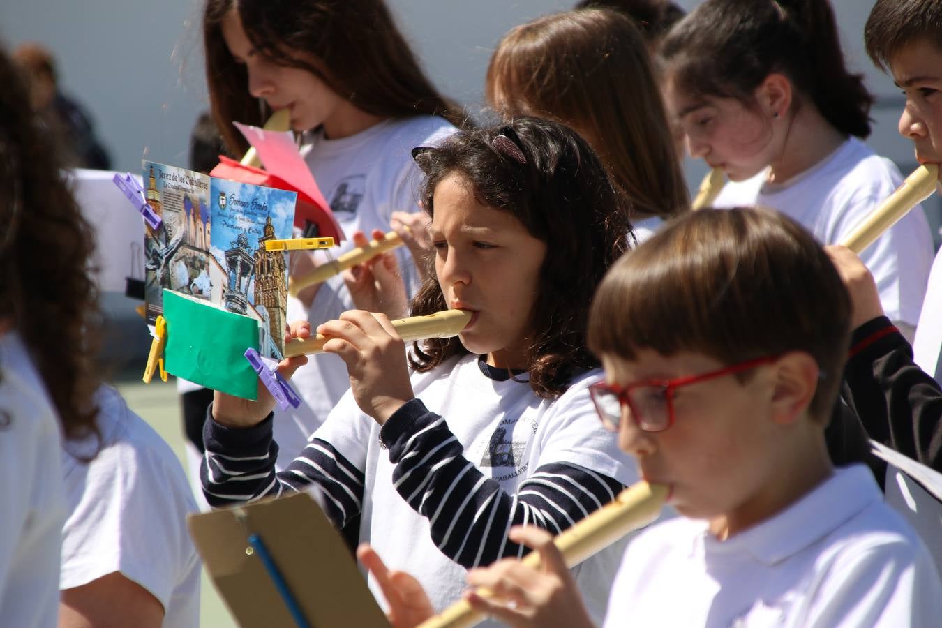 El Colegio 'Sotomayor y Terrazas' ha celebrado, esta mañana, su III Certamen escolar de bandas, organizado por el área de Música de este centro educativo, bajo la dirección de la maestra Loli Guzmán. A las puertas de la Semana Santa de Jerez, la actividad ha tenido como objetivo acercar la música a los niños y trabajar con ellos los sones que acompañan esta celebración. Esta edición ha contado, también, con la participación de alumnos del Colegio de Educación Especial 'Nuestra Señora de Aguasantas', la Agrupación Musical 'Nuestro Padre Jesús Nazareno', la Banda de CC. y TT. de 'Nuestra Señora del Rosario' y la Agrupación Musical 'Maestro Sousa'. Además, como novedad, se ha realizado un desfile previo por las calles del popular 'Barrio Alto'.