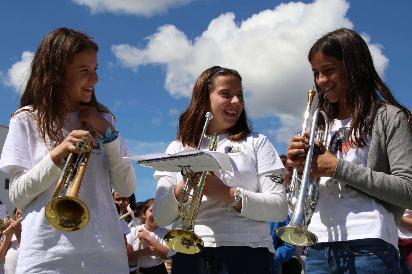 El Colegio 'Sotomayor y Terrazas' ha celebrado, esta mañana, su III Certamen escolar de bandas, organizado por el área de Música de este centro educativo, bajo la dirección de la maestra Loli Guzmán. A las puertas de la Semana Santa de Jerez, la actividad ha tenido como objetivo acercar la música a los niños y trabajar con ellos los sones que acompañan esta celebración. Esta edición ha contado, también, con la participación de alumnos del Colegio de Educación Especial 'Nuestra Señora de Aguasantas', la Agrupación Musical 'Nuestro Padre Jesús Nazareno', la Banda de CC. y TT. de 'Nuestra Señora del Rosario' y la Agrupación Musical 'Maestro Sousa'. Además, como novedad, se ha realizado un desfile previo por las calles del popular 'Barrio Alto'.