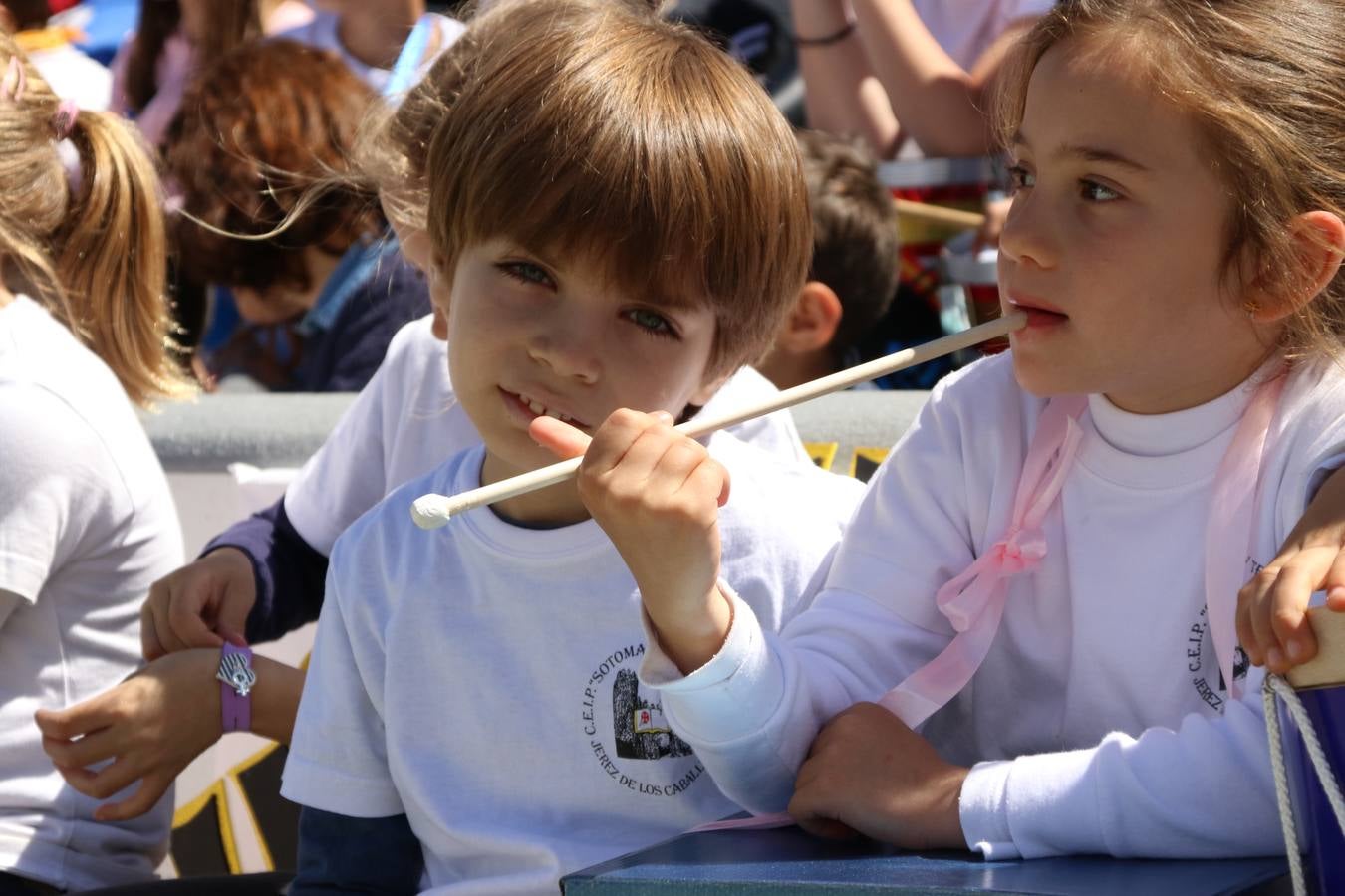 El Colegio 'Sotomayor y Terrazas' ha celebrado, esta mañana, su III Certamen escolar de bandas, organizado por el área de Música de este centro educativo, bajo la dirección de la maestra Loli Guzmán. A las puertas de la Semana Santa de Jerez, la actividad ha tenido como objetivo acercar la música a los niños y trabajar con ellos los sones que acompañan esta celebración. Esta edición ha contado, también, con la participación de alumnos del Colegio de Educación Especial 'Nuestra Señora de Aguasantas', la Agrupación Musical 'Nuestro Padre Jesús Nazareno', la Banda de CC. y TT. de 'Nuestra Señora del Rosario' y la Agrupación Musical 'Maestro Sousa'. Además, como novedad, se ha realizado un desfile previo por las calles del popular 'Barrio Alto'.
