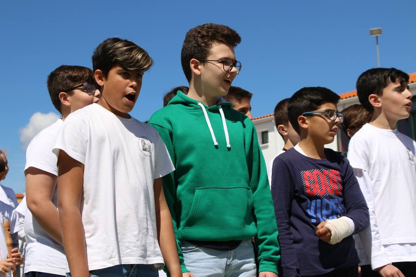 El Colegio 'Sotomayor y Terrazas' ha celebrado, esta mañana, su III Certamen escolar de bandas, organizado por el área de Música de este centro educativo, bajo la dirección de la maestra Loli Guzmán. A las puertas de la Semana Santa de Jerez, la actividad ha tenido como objetivo acercar la música a los niños y trabajar con ellos los sones que acompañan esta celebración. Esta edición ha contado, también, con la participación de alumnos del Colegio de Educación Especial 'Nuestra Señora de Aguasantas', la Agrupación Musical 'Nuestro Padre Jesús Nazareno', la Banda de CC. y TT. de 'Nuestra Señora del Rosario' y la Agrupación Musical 'Maestro Sousa'. Además, como novedad, se ha realizado un desfile previo por las calles del popular 'Barrio Alto'.
