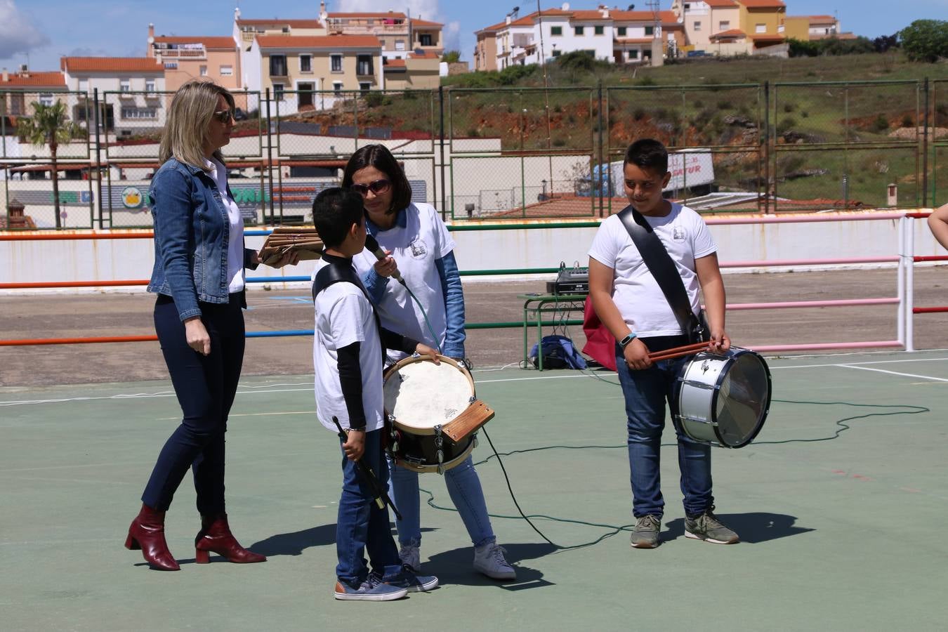 El Colegio 'Sotomayor y Terrazas' ha celebrado, esta mañana, su III Certamen escolar de bandas, organizado por el área de Música de este centro educativo, bajo la dirección de la maestra Loli Guzmán. A las puertas de la Semana Santa de Jerez, la actividad ha tenido como objetivo acercar la música a los niños y trabajar con ellos los sones que acompañan esta celebración. Esta edición ha contado, también, con la participación de alumnos del Colegio de Educación Especial 'Nuestra Señora de Aguasantas', la Agrupación Musical 'Nuestro Padre Jesús Nazareno', la Banda de CC. y TT. de 'Nuestra Señora del Rosario' y la Agrupación Musical 'Maestro Sousa'. Además, como novedad, se ha realizado un desfile previo por las calles del popular 'Barrio Alto'.