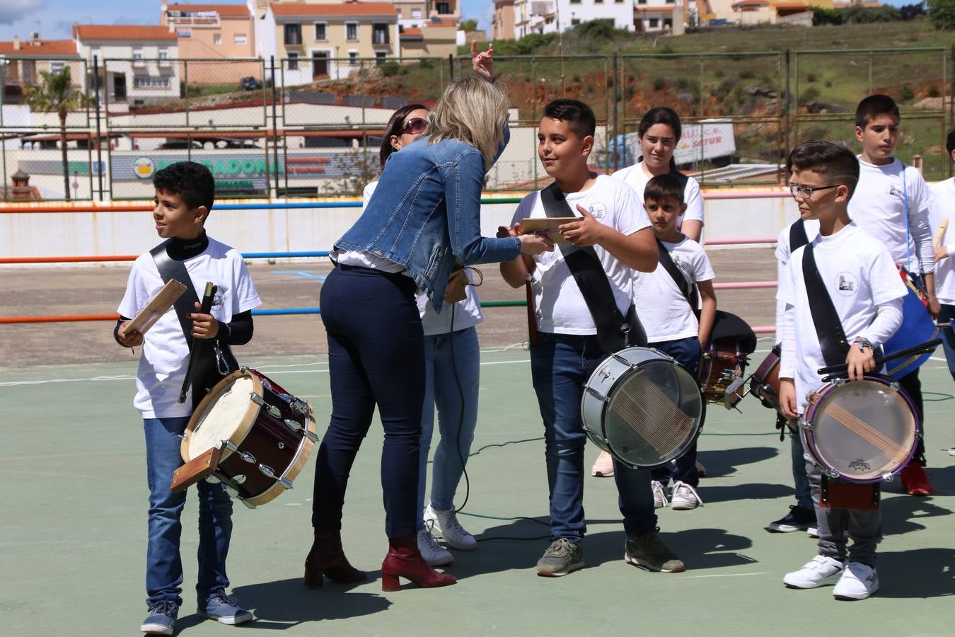 El Colegio 'Sotomayor y Terrazas' ha celebrado, esta mañana, su III Certamen escolar de bandas, organizado por el área de Música de este centro educativo, bajo la dirección de la maestra Loli Guzmán. A las puertas de la Semana Santa de Jerez, la actividad ha tenido como objetivo acercar la música a los niños y trabajar con ellos los sones que acompañan esta celebración. Esta edición ha contado, también, con la participación de alumnos del Colegio de Educación Especial 'Nuestra Señora de Aguasantas', la Agrupación Musical 'Nuestro Padre Jesús Nazareno', la Banda de CC. y TT. de 'Nuestra Señora del Rosario' y la Agrupación Musical 'Maestro Sousa'. Además, como novedad, se ha realizado un desfile previo por las calles del popular 'Barrio Alto'.