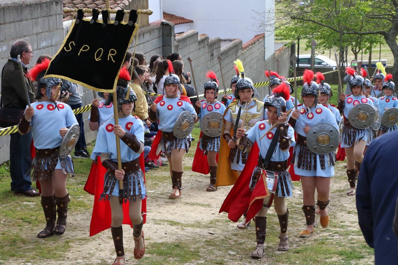 El Colegio «El Rodeo» celebró, ayer, una nueva edición de su Semana Santa infantil que, año tras año, se consolida como una de las citas imprescindibles del calendario cofrade jerezano. La iniciativa cuenta con la implicación de alumnos, padres y profesores, y muestra cómo los más pequeños comienzan a interiorizar los roles propios de quienes participan y hacen posible la Semana Santa del municipio: costaleros, capataces, nazarenos, agrupaciones musicales, mujeres ataviadas con mantilla negra, escoltas romanas, etc. La Agrupación Musical «Nuestro Padre Jesús Nazareno» y la Agrupación Musical «Maestro Sousa» de la OJE acompañaron con sus sones esta entrañable recreación.