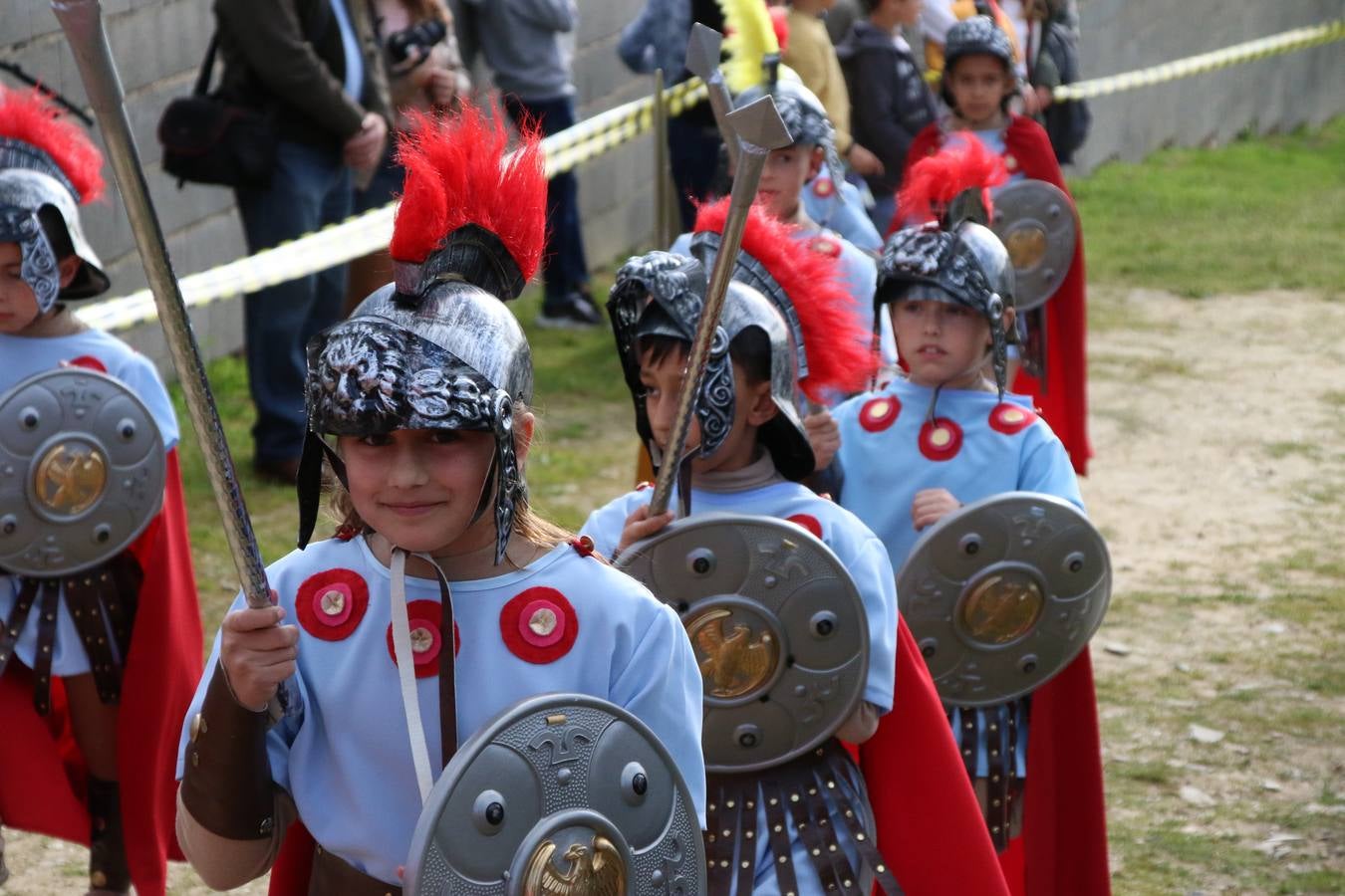 El Colegio «El Rodeo» celebró, ayer, una nueva edición de su Semana Santa infantil que, año tras año, se consolida como una de las citas imprescindibles del calendario cofrade jerezano. La iniciativa cuenta con la implicación de alumnos, padres y profesores, y muestra cómo los más pequeños comienzan a interiorizar los roles propios de quienes participan y hacen posible la Semana Santa del municipio: costaleros, capataces, nazarenos, agrupaciones musicales, mujeres ataviadas con mantilla negra, escoltas romanas, etc. La Agrupación Musical «Nuestro Padre Jesús Nazareno» y la Agrupación Musical «Maestro Sousa» de la OJE acompañaron con sus sones esta entrañable recreación.