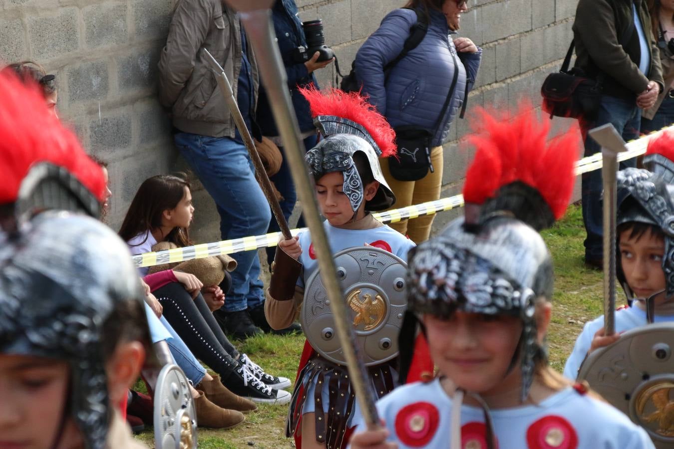 El Colegio «El Rodeo» celebró, ayer, una nueva edición de su Semana Santa infantil que, año tras año, se consolida como una de las citas imprescindibles del calendario cofrade jerezano. La iniciativa cuenta con la implicación de alumnos, padres y profesores, y muestra cómo los más pequeños comienzan a interiorizar los roles propios de quienes participan y hacen posible la Semana Santa del municipio: costaleros, capataces, nazarenos, agrupaciones musicales, mujeres ataviadas con mantilla negra, escoltas romanas, etc. La Agrupación Musical «Nuestro Padre Jesús Nazareno» y la Agrupación Musical «Maestro Sousa» de la OJE acompañaron con sus sones esta entrañable recreación.