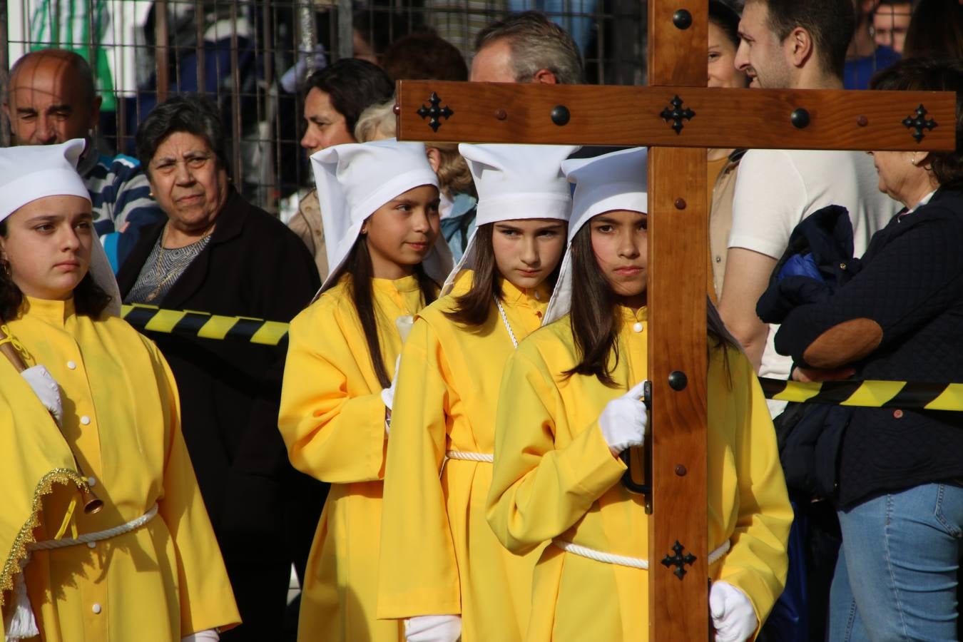 El Colegio «El Rodeo» celebró, ayer, una nueva edición de su Semana Santa infantil que, año tras año, se consolida como una de las citas imprescindibles del calendario cofrade jerezano. La iniciativa cuenta con la implicación de alumnos, padres y profesores, y muestra cómo los más pequeños comienzan a interiorizar los roles propios de quienes participan y hacen posible la Semana Santa del municipio: costaleros, capataces, nazarenos, agrupaciones musicales, mujeres ataviadas con mantilla negra, escoltas romanas, etc. La Agrupación Musical «Nuestro Padre Jesús Nazareno» y la Agrupación Musical «Maestro Sousa» de la OJE acompañaron con sus sones esta entrañable recreación.