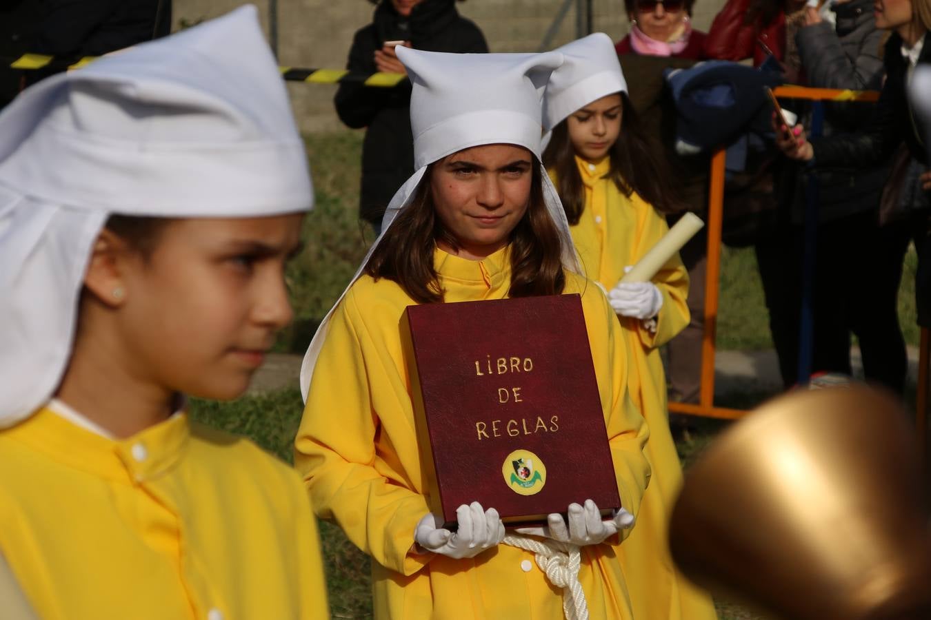 El Colegio «El Rodeo» celebró, ayer, una nueva edición de su Semana Santa infantil que, año tras año, se consolida como una de las citas imprescindibles del calendario cofrade jerezano. La iniciativa cuenta con la implicación de alumnos, padres y profesores, y muestra cómo los más pequeños comienzan a interiorizar los roles propios de quienes participan y hacen posible la Semana Santa del municipio: costaleros, capataces, nazarenos, agrupaciones musicales, mujeres ataviadas con mantilla negra, escoltas romanas, etc. La Agrupación Musical «Nuestro Padre Jesús Nazareno» y la Agrupación Musical «Maestro Sousa» de la OJE acompañaron con sus sones esta entrañable recreación.