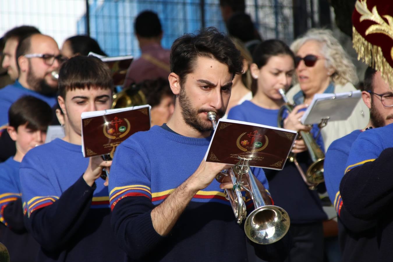 El Colegio «El Rodeo» celebró, ayer, una nueva edición de su Semana Santa infantil que, año tras año, se consolida como una de las citas imprescindibles del calendario cofrade jerezano. La iniciativa cuenta con la implicación de alumnos, padres y profesores, y muestra cómo los más pequeños comienzan a interiorizar los roles propios de quienes participan y hacen posible la Semana Santa del municipio: costaleros, capataces, nazarenos, agrupaciones musicales, mujeres ataviadas con mantilla negra, escoltas romanas, etc. La Agrupación Musical «Nuestro Padre Jesús Nazareno» y la Agrupación Musical «Maestro Sousa» de la OJE acompañaron con sus sones esta entrañable recreación.