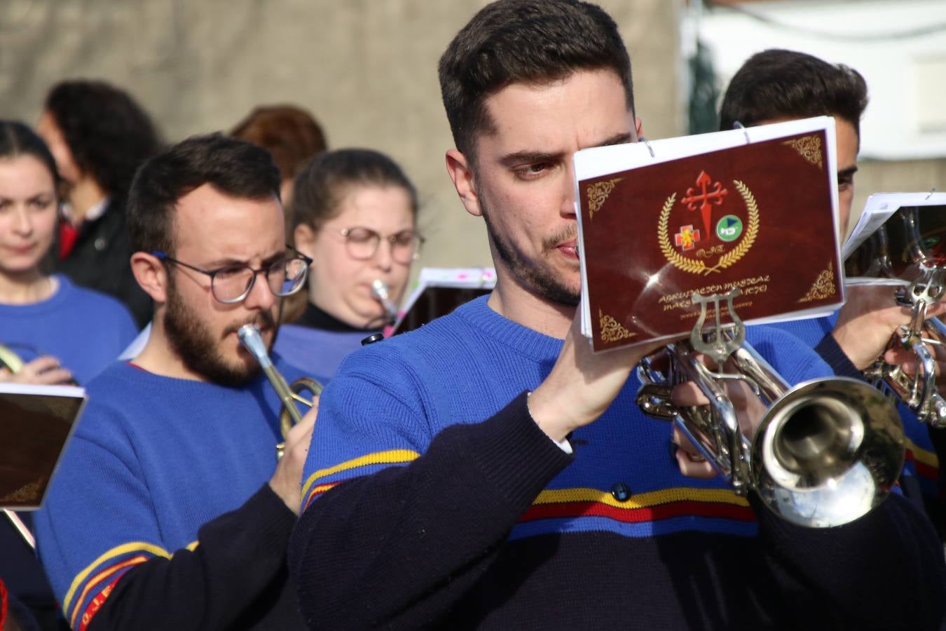 El Colegio «El Rodeo» celebró, ayer, una nueva edición de su Semana Santa infantil que, año tras año, se consolida como una de las citas imprescindibles del calendario cofrade jerezano. La iniciativa cuenta con la implicación de alumnos, padres y profesores, y muestra cómo los más pequeños comienzan a interiorizar los roles propios de quienes participan y hacen posible la Semana Santa del municipio: costaleros, capataces, nazarenos, agrupaciones musicales, mujeres ataviadas con mantilla negra, escoltas romanas, etc. La Agrupación Musical «Nuestro Padre Jesús Nazareno» y la Agrupación Musical «Maestro Sousa» de la OJE acompañaron con sus sones esta entrañable recreación.