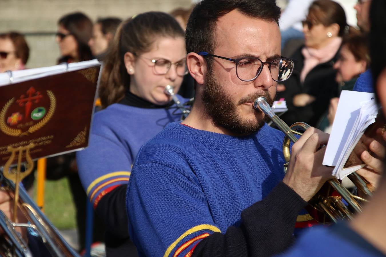 El Colegio «El Rodeo» celebró, ayer, una nueva edición de su Semana Santa infantil que, año tras año, se consolida como una de las citas imprescindibles del calendario cofrade jerezano. La iniciativa cuenta con la implicación de alumnos, padres y profesores, y muestra cómo los más pequeños comienzan a interiorizar los roles propios de quienes participan y hacen posible la Semana Santa del municipio: costaleros, capataces, nazarenos, agrupaciones musicales, mujeres ataviadas con mantilla negra, escoltas romanas, etc. La Agrupación Musical «Nuestro Padre Jesús Nazareno» y la Agrupación Musical «Maestro Sousa» de la OJE acompañaron con sus sones esta entrañable recreación.