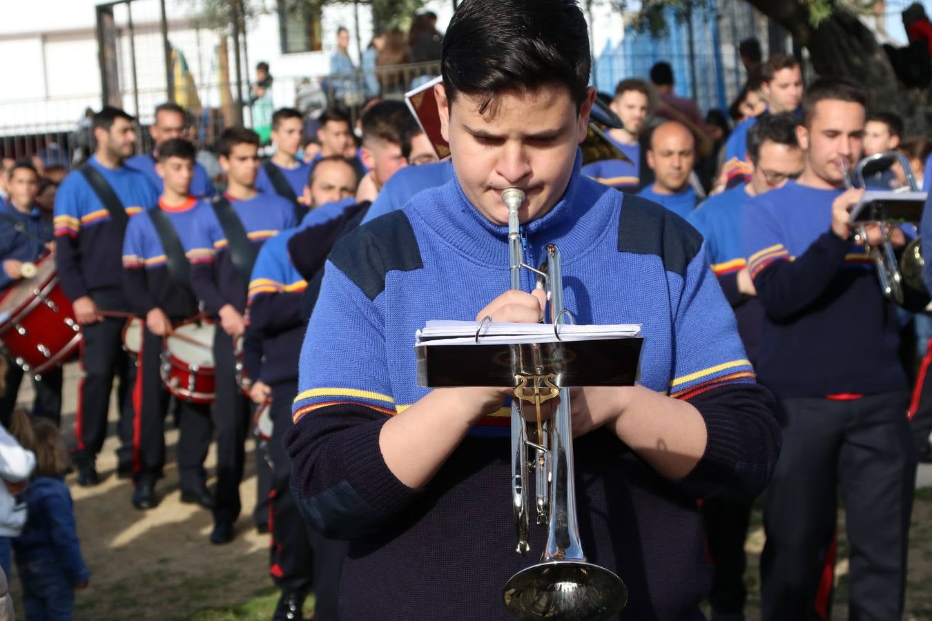 El Colegio «El Rodeo» celebró, ayer, una nueva edición de su Semana Santa infantil que, año tras año, se consolida como una de las citas imprescindibles del calendario cofrade jerezano. La iniciativa cuenta con la implicación de alumnos, padres y profesores, y muestra cómo los más pequeños comienzan a interiorizar los roles propios de quienes participan y hacen posible la Semana Santa del municipio: costaleros, capataces, nazarenos, agrupaciones musicales, mujeres ataviadas con mantilla negra, escoltas romanas, etc. La Agrupación Musical «Nuestro Padre Jesús Nazareno» y la Agrupación Musical «Maestro Sousa» de la OJE acompañaron con sus sones esta entrañable recreación.