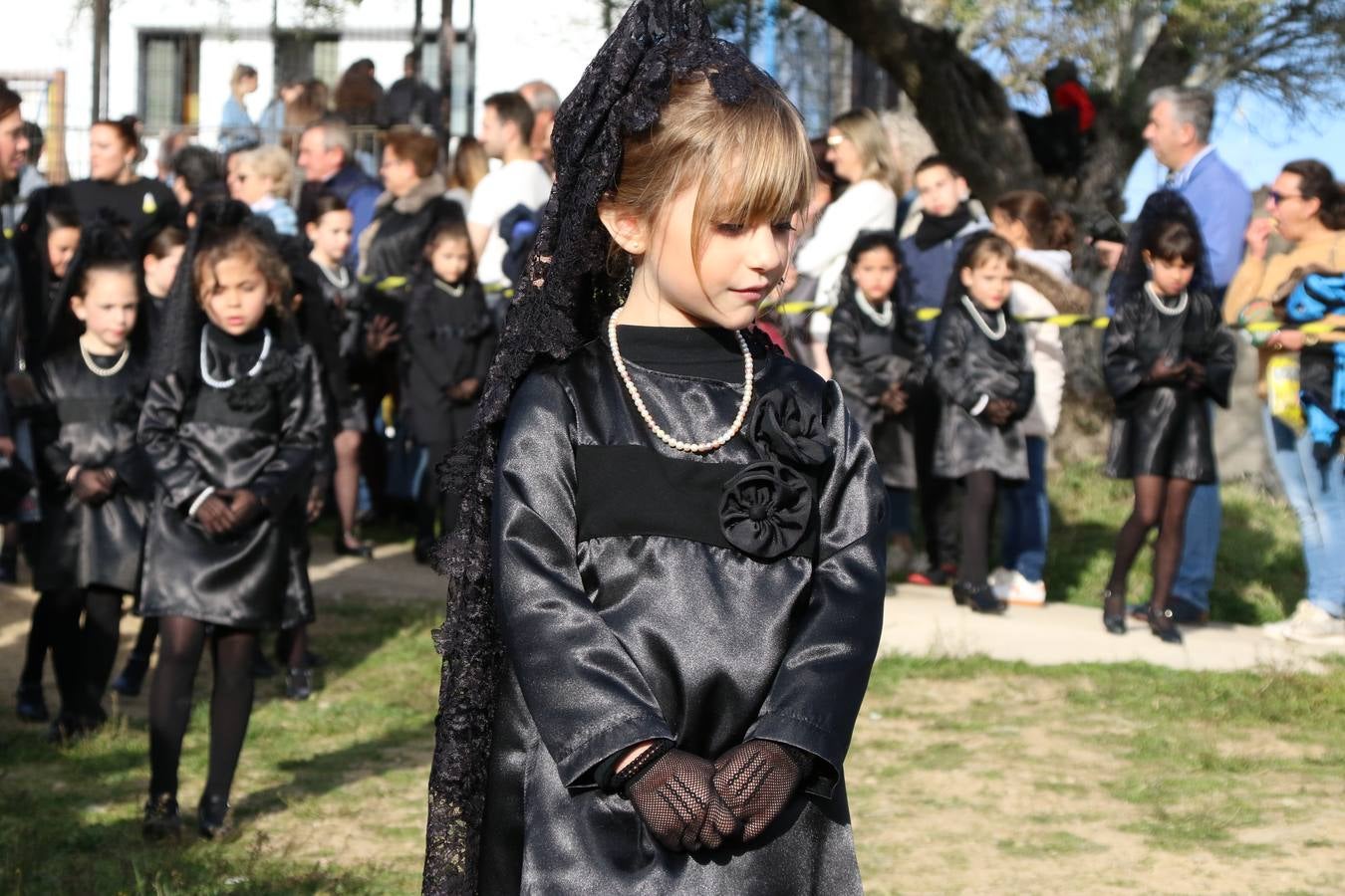 El Colegio «El Rodeo» celebró, ayer, una nueva edición de su Semana Santa infantil que, año tras año, se consolida como una de las citas imprescindibles del calendario cofrade jerezano. La iniciativa cuenta con la implicación de alumnos, padres y profesores, y muestra cómo los más pequeños comienzan a interiorizar los roles propios de quienes participan y hacen posible la Semana Santa del municipio: costaleros, capataces, nazarenos, agrupaciones musicales, mujeres ataviadas con mantilla negra, escoltas romanas, etc. La Agrupación Musical «Nuestro Padre Jesús Nazareno» y la Agrupación Musical «Maestro Sousa» de la OJE acompañaron con sus sones esta entrañable recreación.