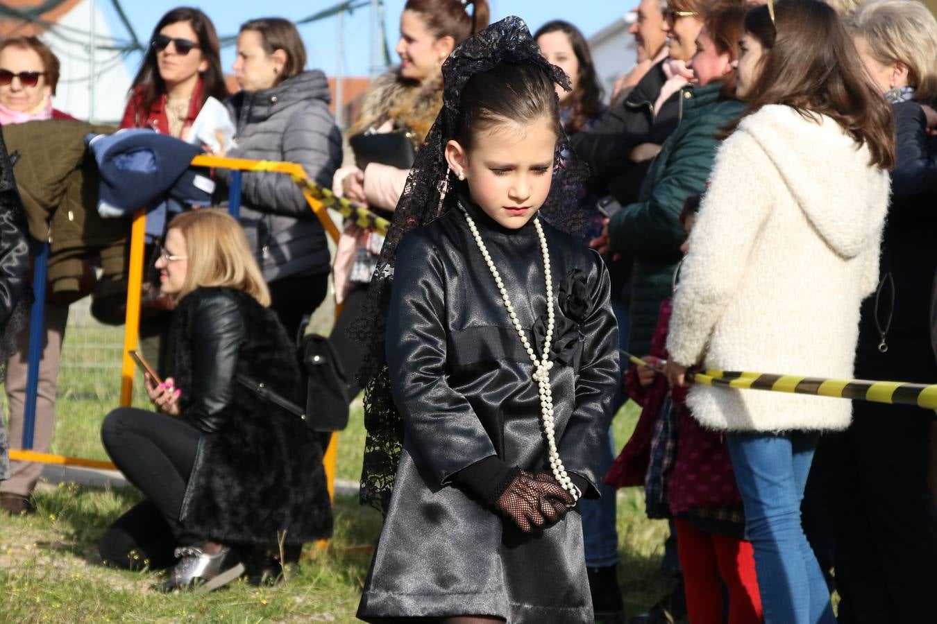 El Colegio «El Rodeo» celebró, ayer, una nueva edición de su Semana Santa infantil que, año tras año, se consolida como una de las citas imprescindibles del calendario cofrade jerezano. La iniciativa cuenta con la implicación de alumnos, padres y profesores, y muestra cómo los más pequeños comienzan a interiorizar los roles propios de quienes participan y hacen posible la Semana Santa del municipio: costaleros, capataces, nazarenos, agrupaciones musicales, mujeres ataviadas con mantilla negra, escoltas romanas, etc. La Agrupación Musical «Nuestro Padre Jesús Nazareno» y la Agrupación Musical «Maestro Sousa» de la OJE acompañaron con sus sones esta entrañable recreación.