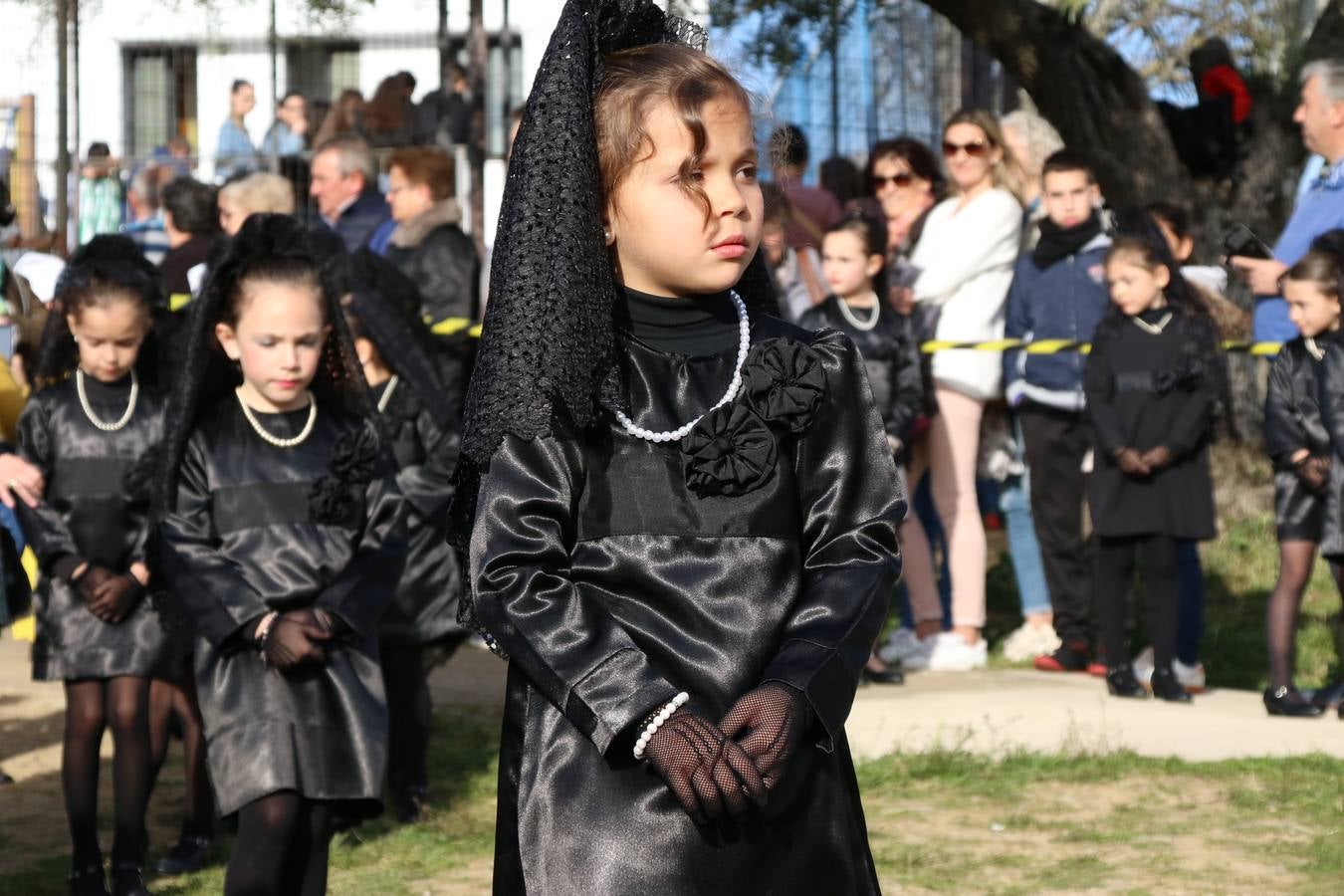 El Colegio «El Rodeo» celebró, ayer, una nueva edición de su Semana Santa infantil que, año tras año, se consolida como una de las citas imprescindibles del calendario cofrade jerezano. La iniciativa cuenta con la implicación de alumnos, padres y profesores, y muestra cómo los más pequeños comienzan a interiorizar los roles propios de quienes participan y hacen posible la Semana Santa del municipio: costaleros, capataces, nazarenos, agrupaciones musicales, mujeres ataviadas con mantilla negra, escoltas romanas, etc. La Agrupación Musical «Nuestro Padre Jesús Nazareno» y la Agrupación Musical «Maestro Sousa» de la OJE acompañaron con sus sones esta entrañable recreación.
