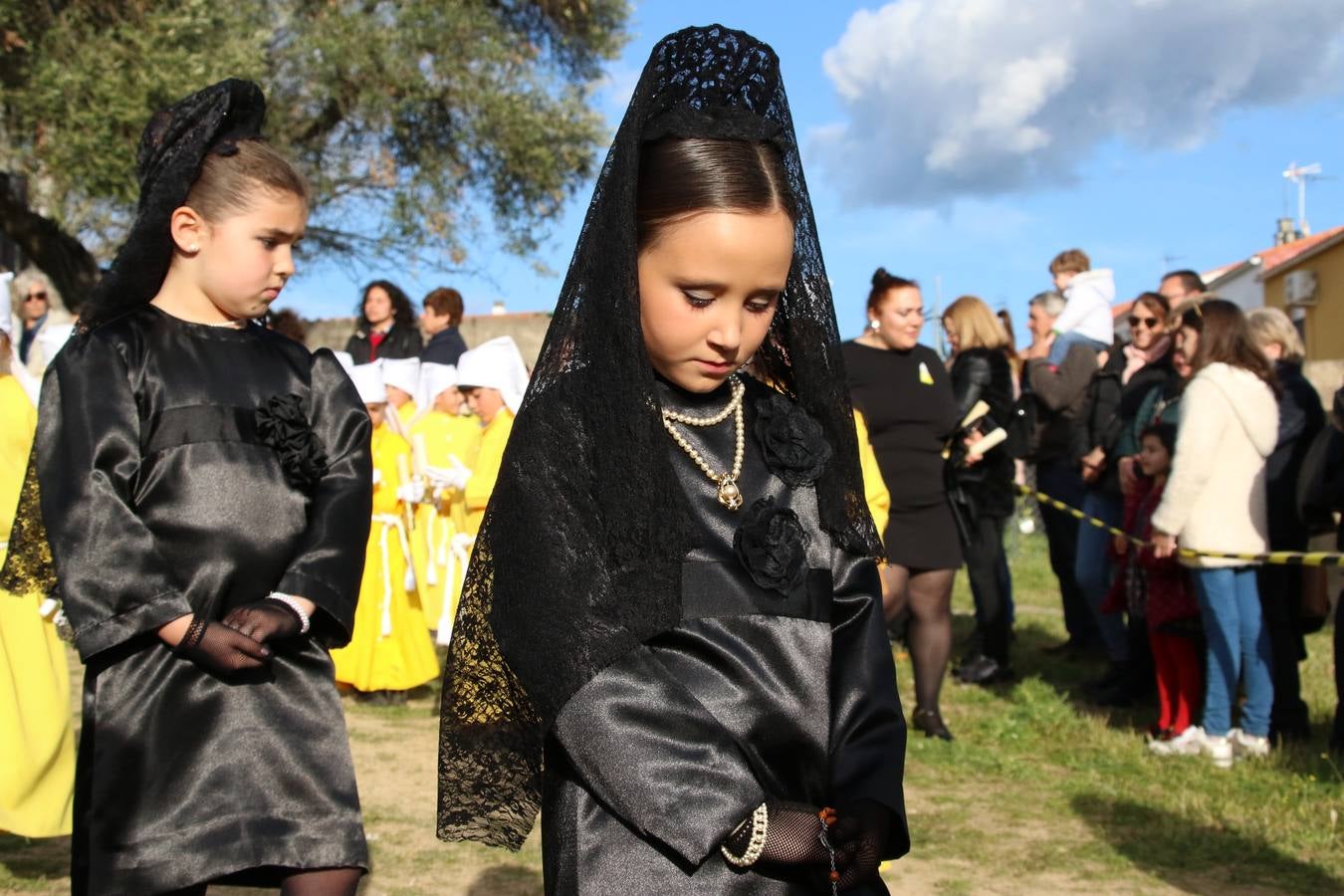 El Colegio «El Rodeo» celebró, ayer, una nueva edición de su Semana Santa infantil que, año tras año, se consolida como una de las citas imprescindibles del calendario cofrade jerezano. La iniciativa cuenta con la implicación de alumnos, padres y profesores, y muestra cómo los más pequeños comienzan a interiorizar los roles propios de quienes participan y hacen posible la Semana Santa del municipio: costaleros, capataces, nazarenos, agrupaciones musicales, mujeres ataviadas con mantilla negra, escoltas romanas, etc. La Agrupación Musical «Nuestro Padre Jesús Nazareno» y la Agrupación Musical «Maestro Sousa» de la OJE acompañaron con sus sones esta entrañable recreación.