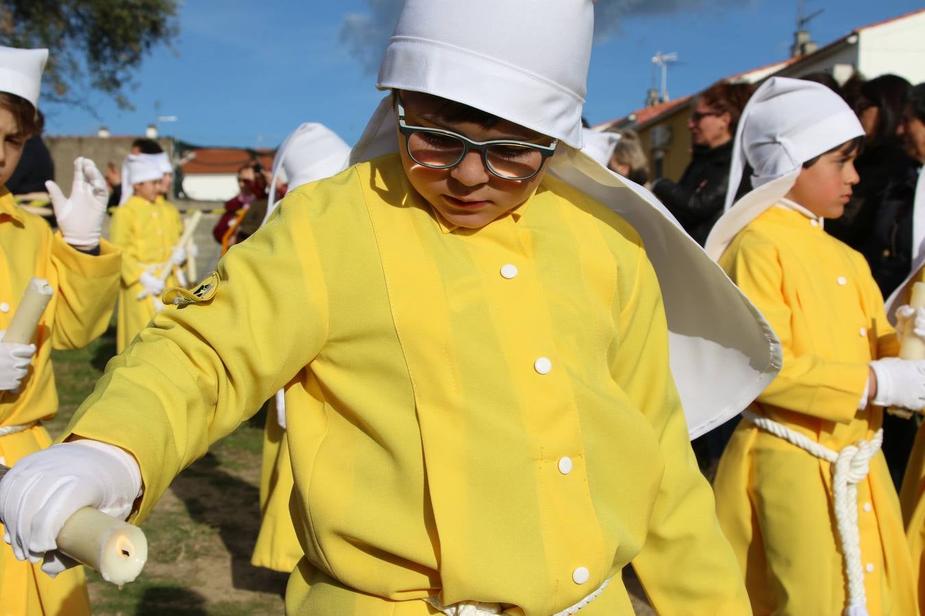 El Colegio «El Rodeo» celebró, ayer, una nueva edición de su Semana Santa infantil que, año tras año, se consolida como una de las citas imprescindibles del calendario cofrade jerezano. La iniciativa cuenta con la implicación de alumnos, padres y profesores, y muestra cómo los más pequeños comienzan a interiorizar los roles propios de quienes participan y hacen posible la Semana Santa del municipio: costaleros, capataces, nazarenos, agrupaciones musicales, mujeres ataviadas con mantilla negra, escoltas romanas, etc. La Agrupación Musical «Nuestro Padre Jesús Nazareno» y la Agrupación Musical «Maestro Sousa» de la OJE acompañaron con sus sones esta entrañable recreación.