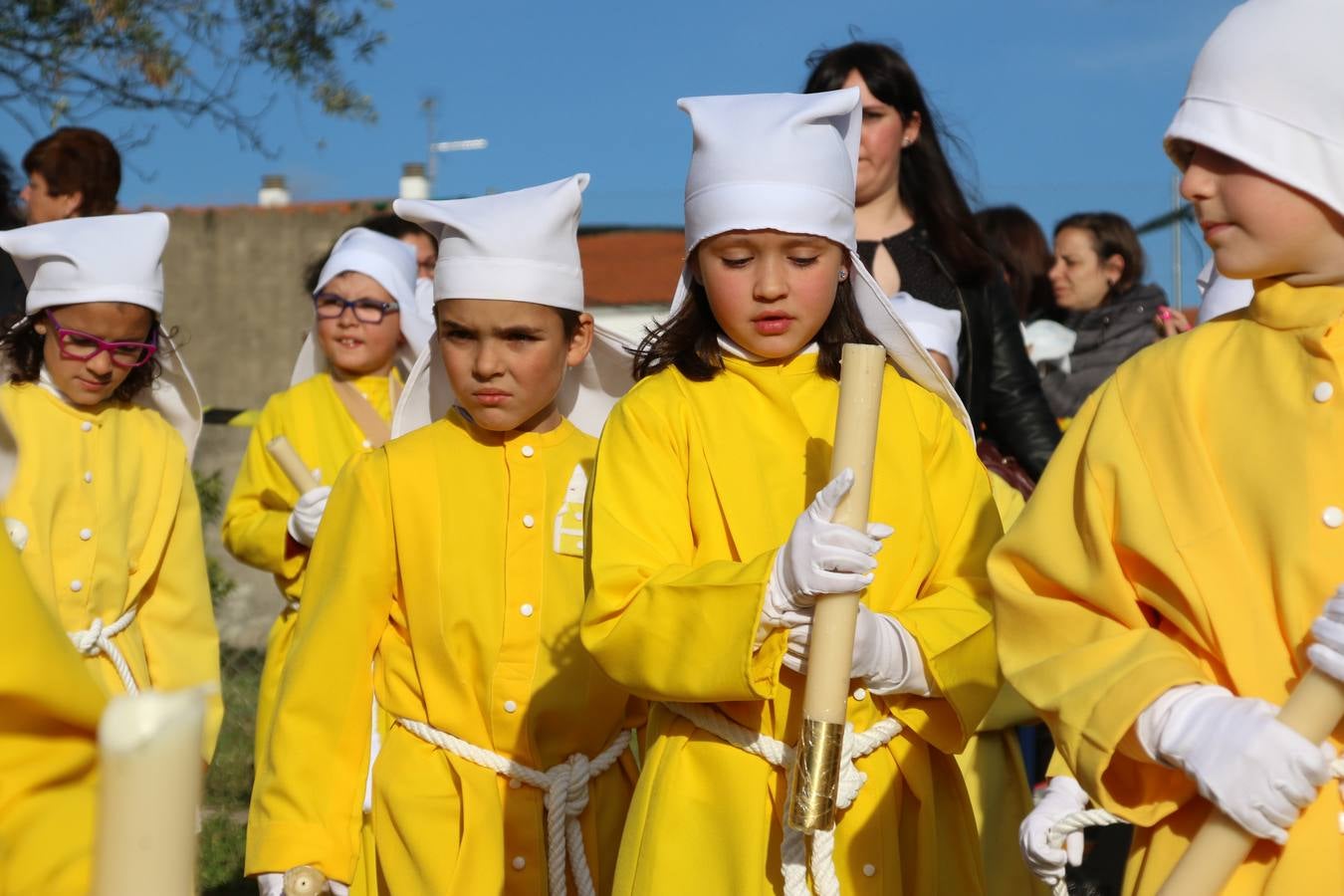 El Colegio «El Rodeo» celebró, ayer, una nueva edición de su Semana Santa infantil que, año tras año, se consolida como una de las citas imprescindibles del calendario cofrade jerezano. La iniciativa cuenta con la implicación de alumnos, padres y profesores, y muestra cómo los más pequeños comienzan a interiorizar los roles propios de quienes participan y hacen posible la Semana Santa del municipio: costaleros, capataces, nazarenos, agrupaciones musicales, mujeres ataviadas con mantilla negra, escoltas romanas, etc. La Agrupación Musical «Nuestro Padre Jesús Nazareno» y la Agrupación Musical «Maestro Sousa» de la OJE acompañaron con sus sones esta entrañable recreación.