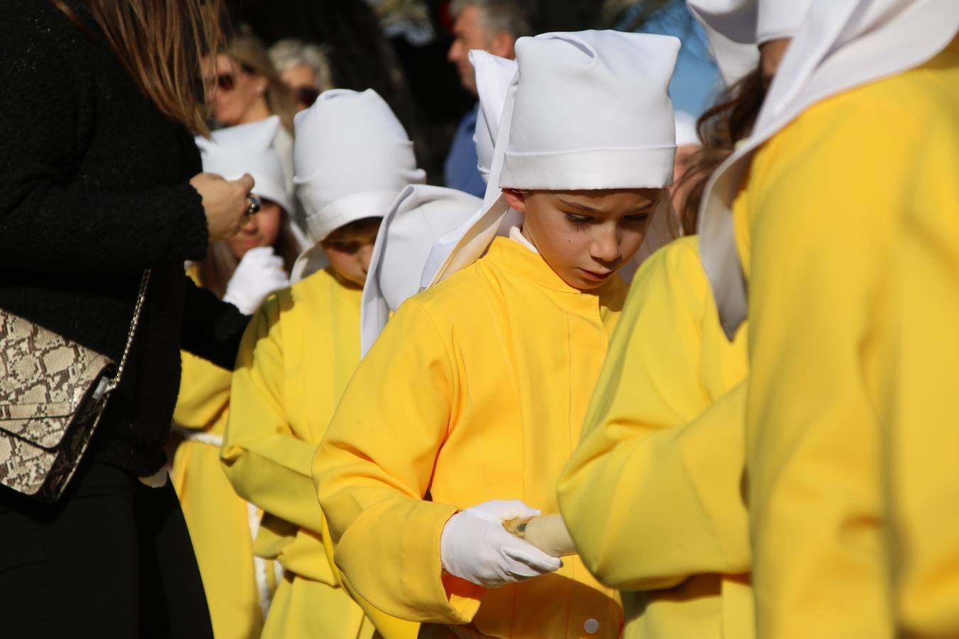 El Colegio «El Rodeo» celebró, ayer, una nueva edición de su Semana Santa infantil que, año tras año, se consolida como una de las citas imprescindibles del calendario cofrade jerezano. La iniciativa cuenta con la implicación de alumnos, padres y profesores, y muestra cómo los más pequeños comienzan a interiorizar los roles propios de quienes participan y hacen posible la Semana Santa del municipio: costaleros, capataces, nazarenos, agrupaciones musicales, mujeres ataviadas con mantilla negra, escoltas romanas, etc. La Agrupación Musical «Nuestro Padre Jesús Nazareno» y la Agrupación Musical «Maestro Sousa» de la OJE acompañaron con sus sones esta entrañable recreación.