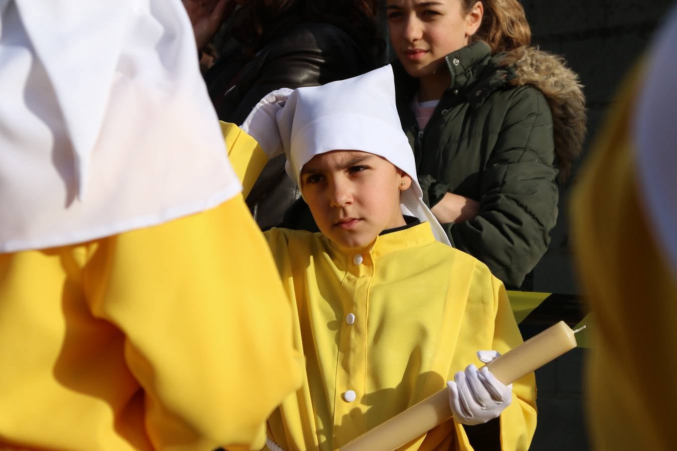 El Colegio «El Rodeo» celebró, ayer, una nueva edición de su Semana Santa infantil que, año tras año, se consolida como una de las citas imprescindibles del calendario cofrade jerezano. La iniciativa cuenta con la implicación de alumnos, padres y profesores, y muestra cómo los más pequeños comienzan a interiorizar los roles propios de quienes participan y hacen posible la Semana Santa del municipio: costaleros, capataces, nazarenos, agrupaciones musicales, mujeres ataviadas con mantilla negra, escoltas romanas, etc. La Agrupación Musical «Nuestro Padre Jesús Nazareno» y la Agrupación Musical «Maestro Sousa» de la OJE acompañaron con sus sones esta entrañable recreación.