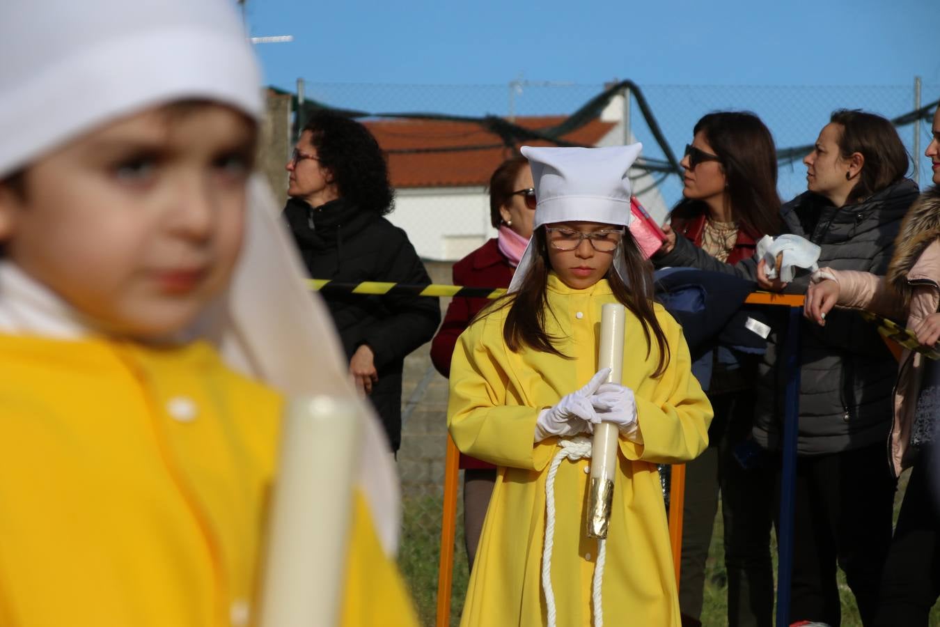 El Colegio «El Rodeo» celebró, ayer, una nueva edición de su Semana Santa infantil que, año tras año, se consolida como una de las citas imprescindibles del calendario cofrade jerezano. La iniciativa cuenta con la implicación de alumnos, padres y profesores, y muestra cómo los más pequeños comienzan a interiorizar los roles propios de quienes participan y hacen posible la Semana Santa del municipio: costaleros, capataces, nazarenos, agrupaciones musicales, mujeres ataviadas con mantilla negra, escoltas romanas, etc. La Agrupación Musical «Nuestro Padre Jesús Nazareno» y la Agrupación Musical «Maestro Sousa» de la OJE acompañaron con sus sones esta entrañable recreación.