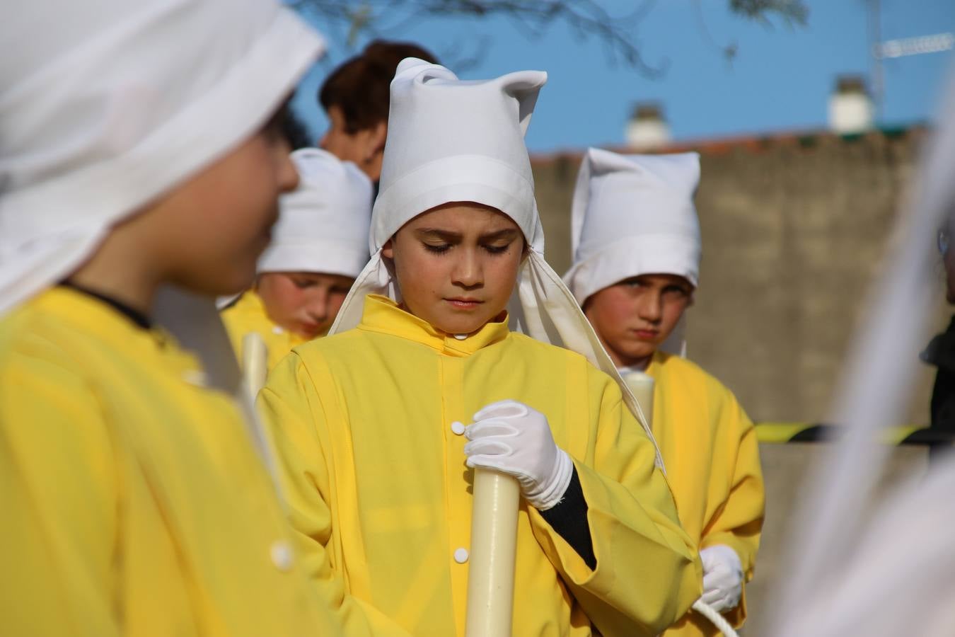 El Colegio «El Rodeo» celebró, ayer, una nueva edición de su Semana Santa infantil que, año tras año, se consolida como una de las citas imprescindibles del calendario cofrade jerezano. La iniciativa cuenta con la implicación de alumnos, padres y profesores, y muestra cómo los más pequeños comienzan a interiorizar los roles propios de quienes participan y hacen posible la Semana Santa del municipio: costaleros, capataces, nazarenos, agrupaciones musicales, mujeres ataviadas con mantilla negra, escoltas romanas, etc. La Agrupación Musical «Nuestro Padre Jesús Nazareno» y la Agrupación Musical «Maestro Sousa» de la OJE acompañaron con sus sones esta entrañable recreación.