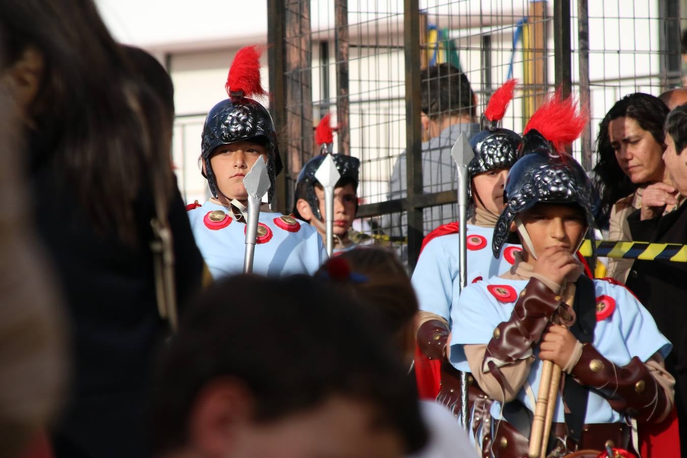 El Colegio «El Rodeo» celebró, ayer, una nueva edición de su Semana Santa infantil que, año tras año, se consolida como una de las citas imprescindibles del calendario cofrade jerezano. La iniciativa cuenta con la implicación de alumnos, padres y profesores, y muestra cómo los más pequeños comienzan a interiorizar los roles propios de quienes participan y hacen posible la Semana Santa del municipio: costaleros, capataces, nazarenos, agrupaciones musicales, mujeres ataviadas con mantilla negra, escoltas romanas, etc. La Agrupación Musical «Nuestro Padre Jesús Nazareno» y la Agrupación Musical «Maestro Sousa» de la OJE acompañaron con sus sones esta entrañable recreación.