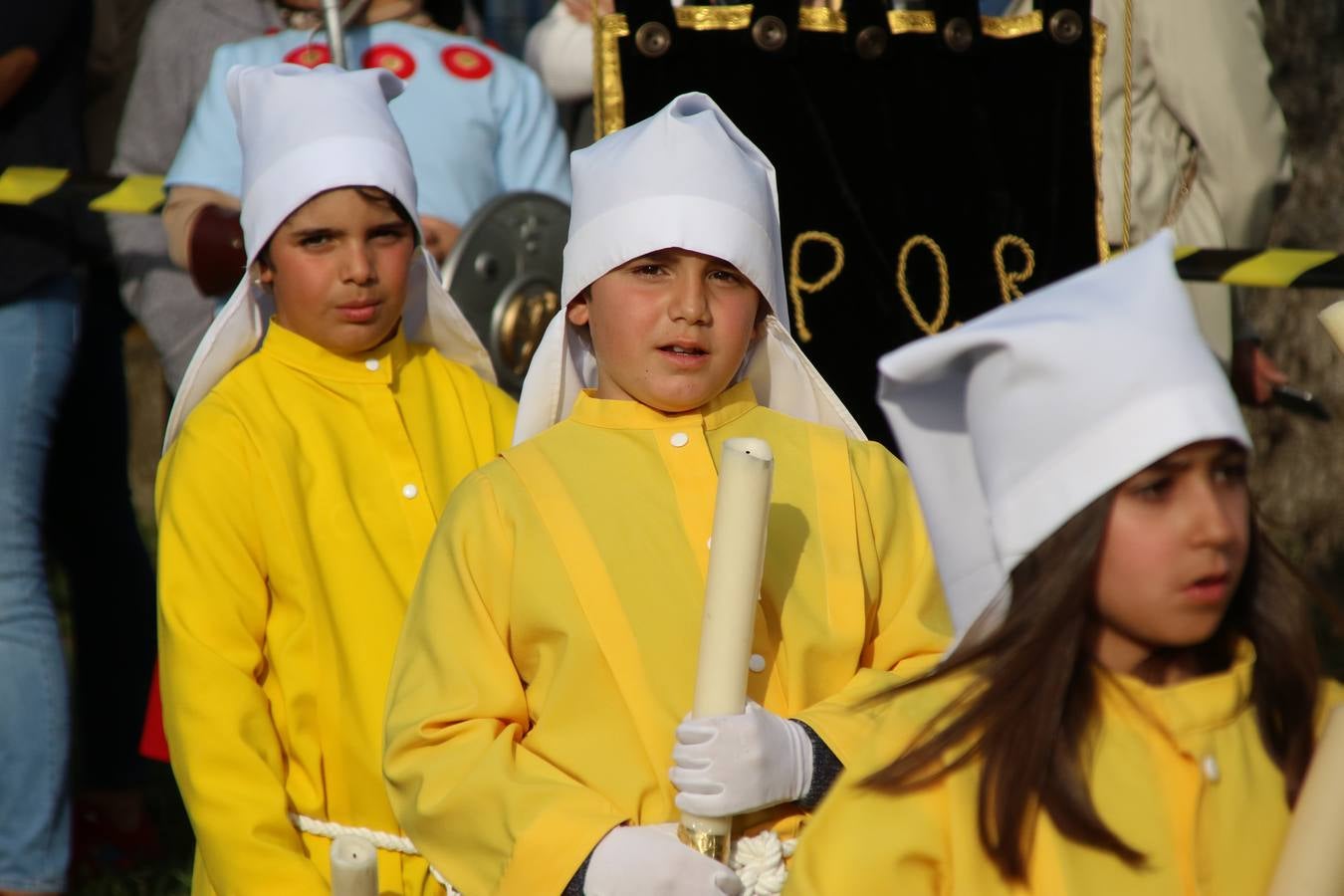 El Colegio «El Rodeo» celebró, ayer, una nueva edición de su Semana Santa infantil que, año tras año, se consolida como una de las citas imprescindibles del calendario cofrade jerezano. La iniciativa cuenta con la implicación de alumnos, padres y profesores, y muestra cómo los más pequeños comienzan a interiorizar los roles propios de quienes participan y hacen posible la Semana Santa del municipio: costaleros, capataces, nazarenos, agrupaciones musicales, mujeres ataviadas con mantilla negra, escoltas romanas, etc. La Agrupación Musical «Nuestro Padre Jesús Nazareno» y la Agrupación Musical «Maestro Sousa» de la OJE acompañaron con sus sones esta entrañable recreación.