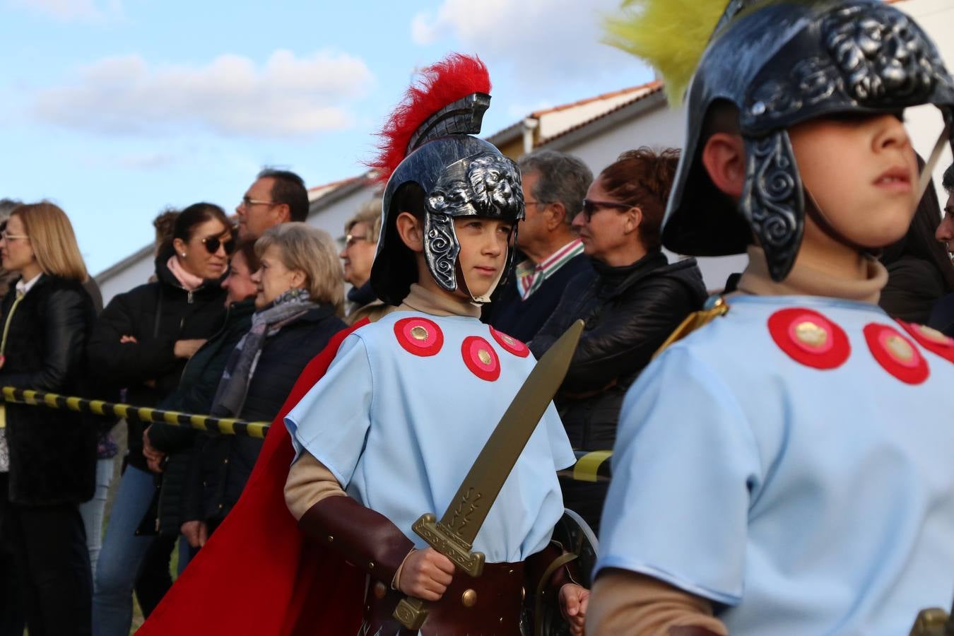 El Colegio «El Rodeo» celebró, ayer, una nueva edición de su Semana Santa infantil que, año tras año, se consolida como una de las citas imprescindibles del calendario cofrade jerezano. La iniciativa cuenta con la implicación de alumnos, padres y profesores, y muestra cómo los más pequeños comienzan a interiorizar los roles propios de quienes participan y hacen posible la Semana Santa del municipio: costaleros, capataces, nazarenos, agrupaciones musicales, mujeres ataviadas con mantilla negra, escoltas romanas, etc. La Agrupación Musical «Nuestro Padre Jesús Nazareno» y la Agrupación Musical «Maestro Sousa» de la OJE acompañaron con sus sones esta entrañable recreación.