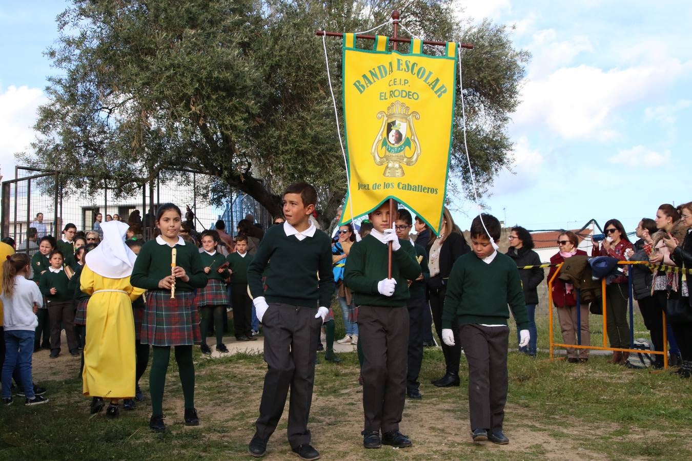 El Colegio «El Rodeo» celebró, ayer, una nueva edición de su Semana Santa infantil que, año tras año, se consolida como una de las citas imprescindibles del calendario cofrade jerezano. La iniciativa cuenta con la implicación de alumnos, padres y profesores, y muestra cómo los más pequeños comienzan a interiorizar los roles propios de quienes participan y hacen posible la Semana Santa del municipio: costaleros, capataces, nazarenos, agrupaciones musicales, mujeres ataviadas con mantilla negra, escoltas romanas, etc. La Agrupación Musical «Nuestro Padre Jesús Nazareno» y la Agrupación Musical «Maestro Sousa» de la OJE acompañaron con sus sones esta entrañable recreación.