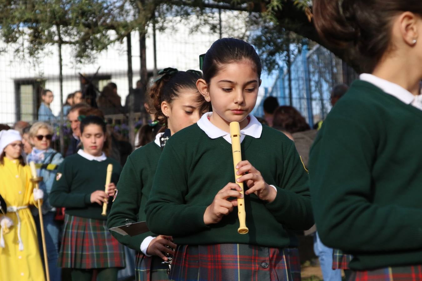 El Colegio «El Rodeo» celebró, ayer, una nueva edición de su Semana Santa infantil que, año tras año, se consolida como una de las citas imprescindibles del calendario cofrade jerezano. La iniciativa cuenta con la implicación de alumnos, padres y profesores, y muestra cómo los más pequeños comienzan a interiorizar los roles propios de quienes participan y hacen posible la Semana Santa del municipio: costaleros, capataces, nazarenos, agrupaciones musicales, mujeres ataviadas con mantilla negra, escoltas romanas, etc. La Agrupación Musical «Nuestro Padre Jesús Nazareno» y la Agrupación Musical «Maestro Sousa» de la OJE acompañaron con sus sones esta entrañable recreación.