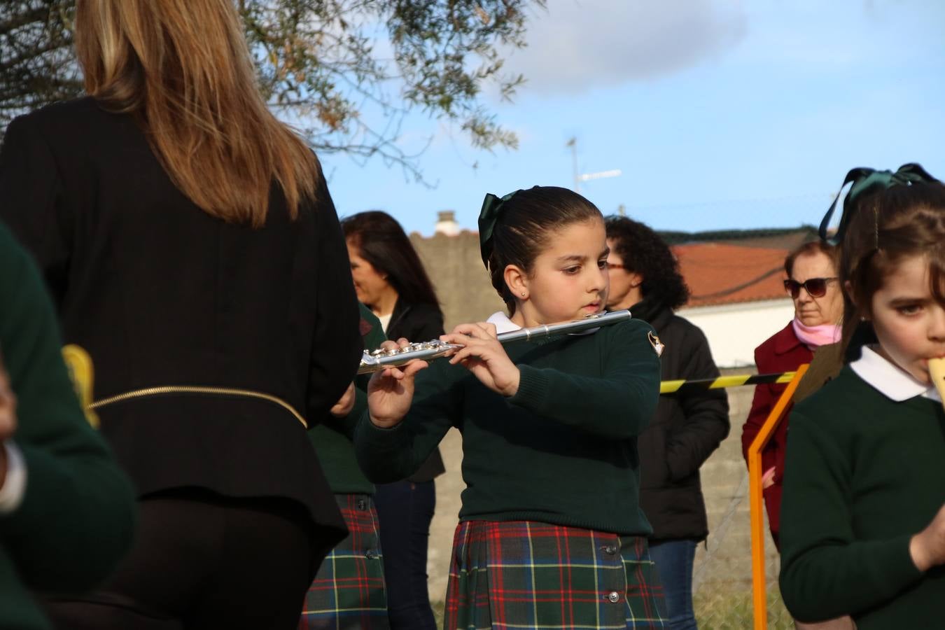 El Colegio «El Rodeo» celebró, ayer, una nueva edición de su Semana Santa infantil que, año tras año, se consolida como una de las citas imprescindibles del calendario cofrade jerezano. La iniciativa cuenta con la implicación de alumnos, padres y profesores, y muestra cómo los más pequeños comienzan a interiorizar los roles propios de quienes participan y hacen posible la Semana Santa del municipio: costaleros, capataces, nazarenos, agrupaciones musicales, mujeres ataviadas con mantilla negra, escoltas romanas, etc. La Agrupación Musical «Nuestro Padre Jesús Nazareno» y la Agrupación Musical «Maestro Sousa» de la OJE acompañaron con sus sones esta entrañable recreación.