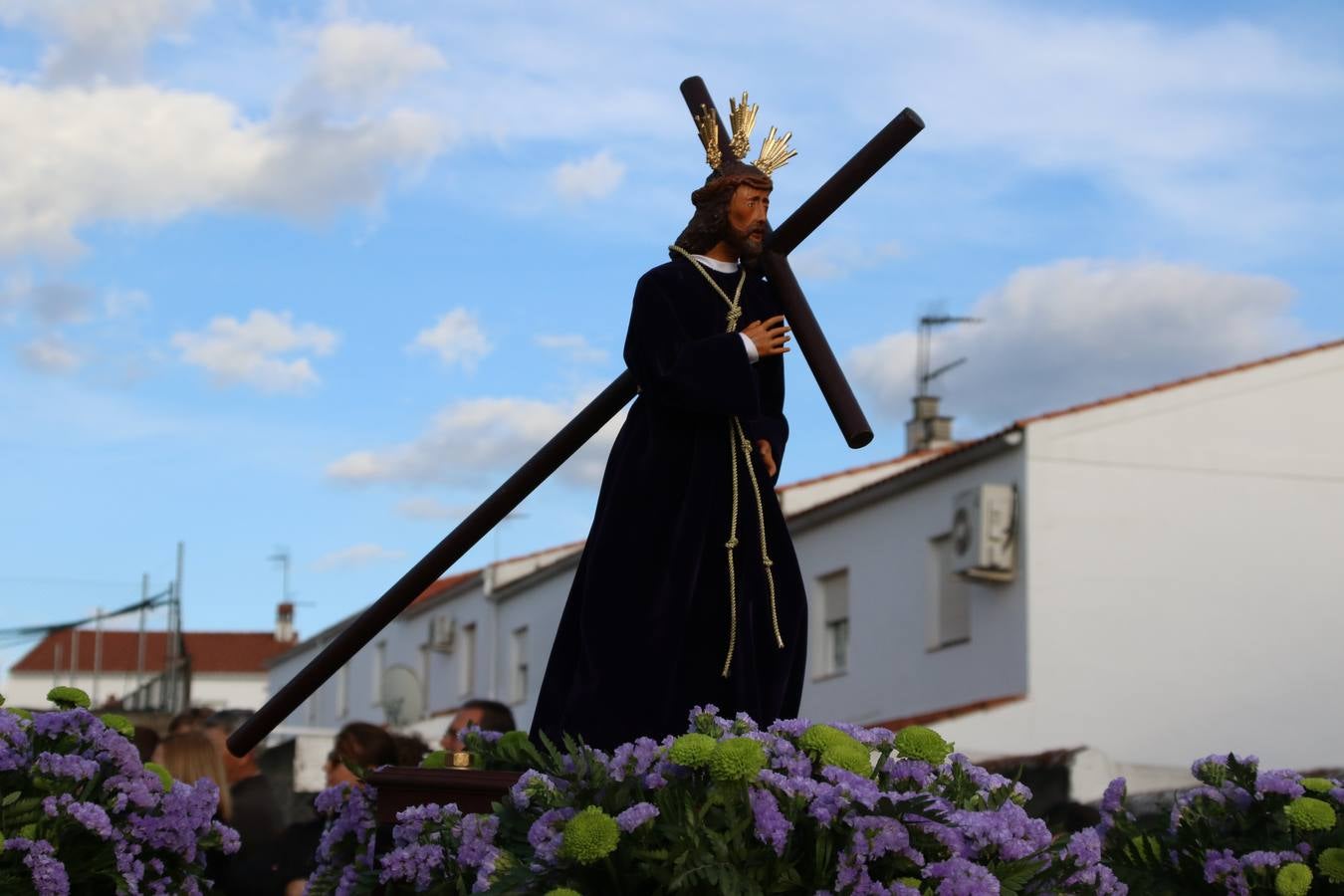 El Colegio «El Rodeo» celebró, ayer, una nueva edición de su Semana Santa infantil que, año tras año, se consolida como una de las citas imprescindibles del calendario cofrade jerezano. La iniciativa cuenta con la implicación de alumnos, padres y profesores, y muestra cómo los más pequeños comienzan a interiorizar los roles propios de quienes participan y hacen posible la Semana Santa del municipio: costaleros, capataces, nazarenos, agrupaciones musicales, mujeres ataviadas con mantilla negra, escoltas romanas, etc. La Agrupación Musical «Nuestro Padre Jesús Nazareno» y la Agrupación Musical «Maestro Sousa» de la OJE acompañaron con sus sones esta entrañable recreación.