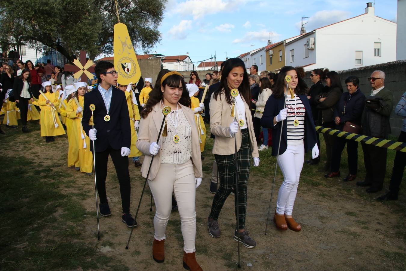 El Colegio «El Rodeo» celebró, ayer, una nueva edición de su Semana Santa infantil que, año tras año, se consolida como una de las citas imprescindibles del calendario cofrade jerezano. La iniciativa cuenta con la implicación de alumnos, padres y profesores, y muestra cómo los más pequeños comienzan a interiorizar los roles propios de quienes participan y hacen posible la Semana Santa del municipio: costaleros, capataces, nazarenos, agrupaciones musicales, mujeres ataviadas con mantilla negra, escoltas romanas, etc. La Agrupación Musical «Nuestro Padre Jesús Nazareno» y la Agrupación Musical «Maestro Sousa» de la OJE acompañaron con sus sones esta entrañable recreación.