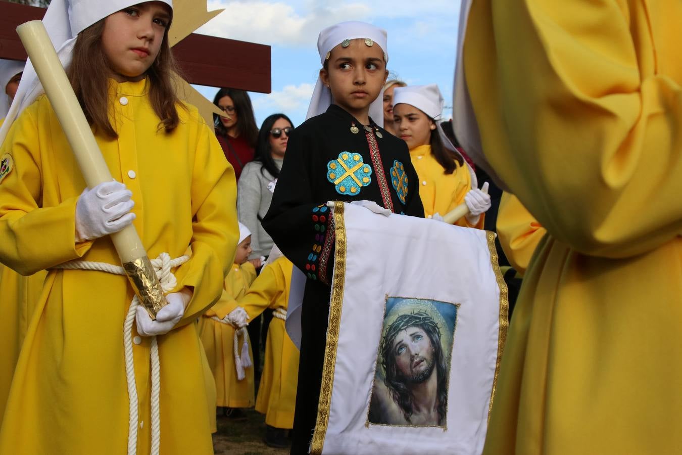 El Colegio «El Rodeo» celebró, ayer, una nueva edición de su Semana Santa infantil que, año tras año, se consolida como una de las citas imprescindibles del calendario cofrade jerezano. La iniciativa cuenta con la implicación de alumnos, padres y profesores, y muestra cómo los más pequeños comienzan a interiorizar los roles propios de quienes participan y hacen posible la Semana Santa del municipio: costaleros, capataces, nazarenos, agrupaciones musicales, mujeres ataviadas con mantilla negra, escoltas romanas, etc. La Agrupación Musical «Nuestro Padre Jesús Nazareno» y la Agrupación Musical «Maestro Sousa» de la OJE acompañaron con sus sones esta entrañable recreación.