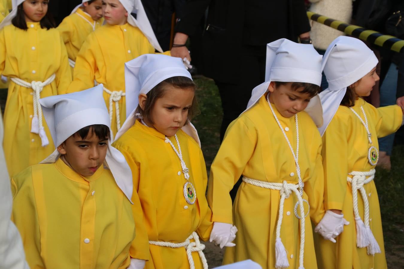El Colegio «El Rodeo» celebró, ayer, una nueva edición de su Semana Santa infantil que, año tras año, se consolida como una de las citas imprescindibles del calendario cofrade jerezano. La iniciativa cuenta con la implicación de alumnos, padres y profesores, y muestra cómo los más pequeños comienzan a interiorizar los roles propios de quienes participan y hacen posible la Semana Santa del municipio: costaleros, capataces, nazarenos, agrupaciones musicales, mujeres ataviadas con mantilla negra, escoltas romanas, etc. La Agrupación Musical «Nuestro Padre Jesús Nazareno» y la Agrupación Musical «Maestro Sousa» de la OJE acompañaron con sus sones esta entrañable recreación.