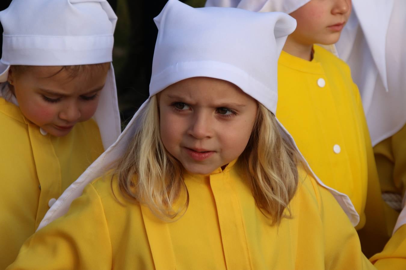 El Colegio «El Rodeo» celebró, ayer, una nueva edición de su Semana Santa infantil que, año tras año, se consolida como una de las citas imprescindibles del calendario cofrade jerezano. La iniciativa cuenta con la implicación de alumnos, padres y profesores, y muestra cómo los más pequeños comienzan a interiorizar los roles propios de quienes participan y hacen posible la Semana Santa del municipio: costaleros, capataces, nazarenos, agrupaciones musicales, mujeres ataviadas con mantilla negra, escoltas romanas, etc. La Agrupación Musical «Nuestro Padre Jesús Nazareno» y la Agrupación Musical «Maestro Sousa» de la OJE acompañaron con sus sones esta entrañable recreación.
