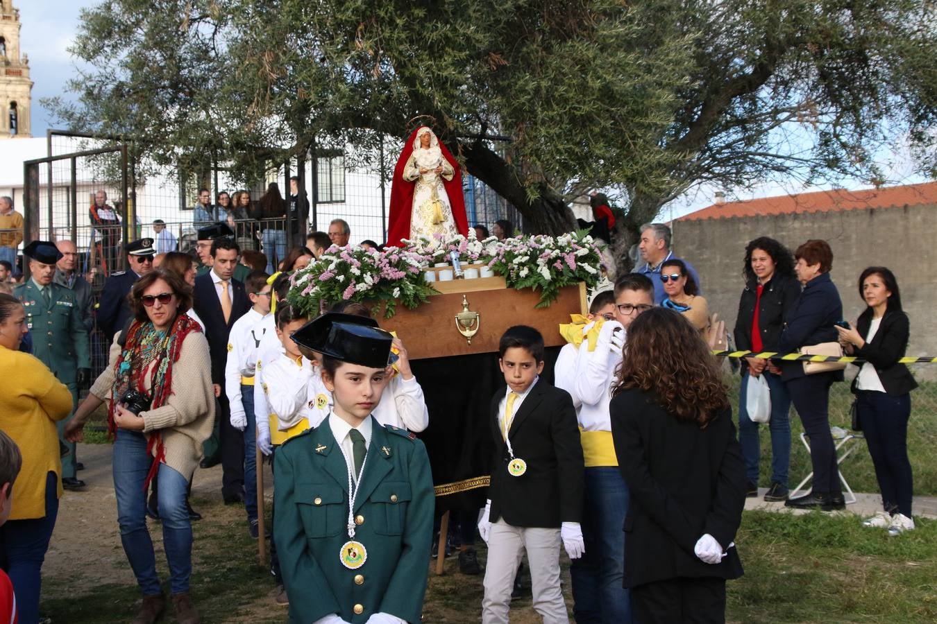 El Colegio «El Rodeo» celebró, ayer, una nueva edición de su Semana Santa infantil que, año tras año, se consolida como una de las citas imprescindibles del calendario cofrade jerezano. La iniciativa cuenta con la implicación de alumnos, padres y profesores, y muestra cómo los más pequeños comienzan a interiorizar los roles propios de quienes participan y hacen posible la Semana Santa del municipio: costaleros, capataces, nazarenos, agrupaciones musicales, mujeres ataviadas con mantilla negra, escoltas romanas, etc. La Agrupación Musical «Nuestro Padre Jesús Nazareno» y la Agrupación Musical «Maestro Sousa» de la OJE acompañaron con sus sones esta entrañable recreación.