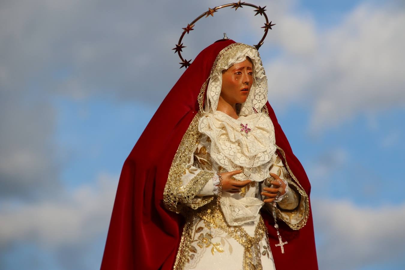 El Colegio «El Rodeo» celebró, ayer, una nueva edición de su Semana Santa infantil que, año tras año, se consolida como una de las citas imprescindibles del calendario cofrade jerezano. La iniciativa cuenta con la implicación de alumnos, padres y profesores, y muestra cómo los más pequeños comienzan a interiorizar los roles propios de quienes participan y hacen posible la Semana Santa del municipio: costaleros, capataces, nazarenos, agrupaciones musicales, mujeres ataviadas con mantilla negra, escoltas romanas, etc. La Agrupación Musical «Nuestro Padre Jesús Nazareno» y la Agrupación Musical «Maestro Sousa» de la OJE acompañaron con sus sones esta entrañable recreación.