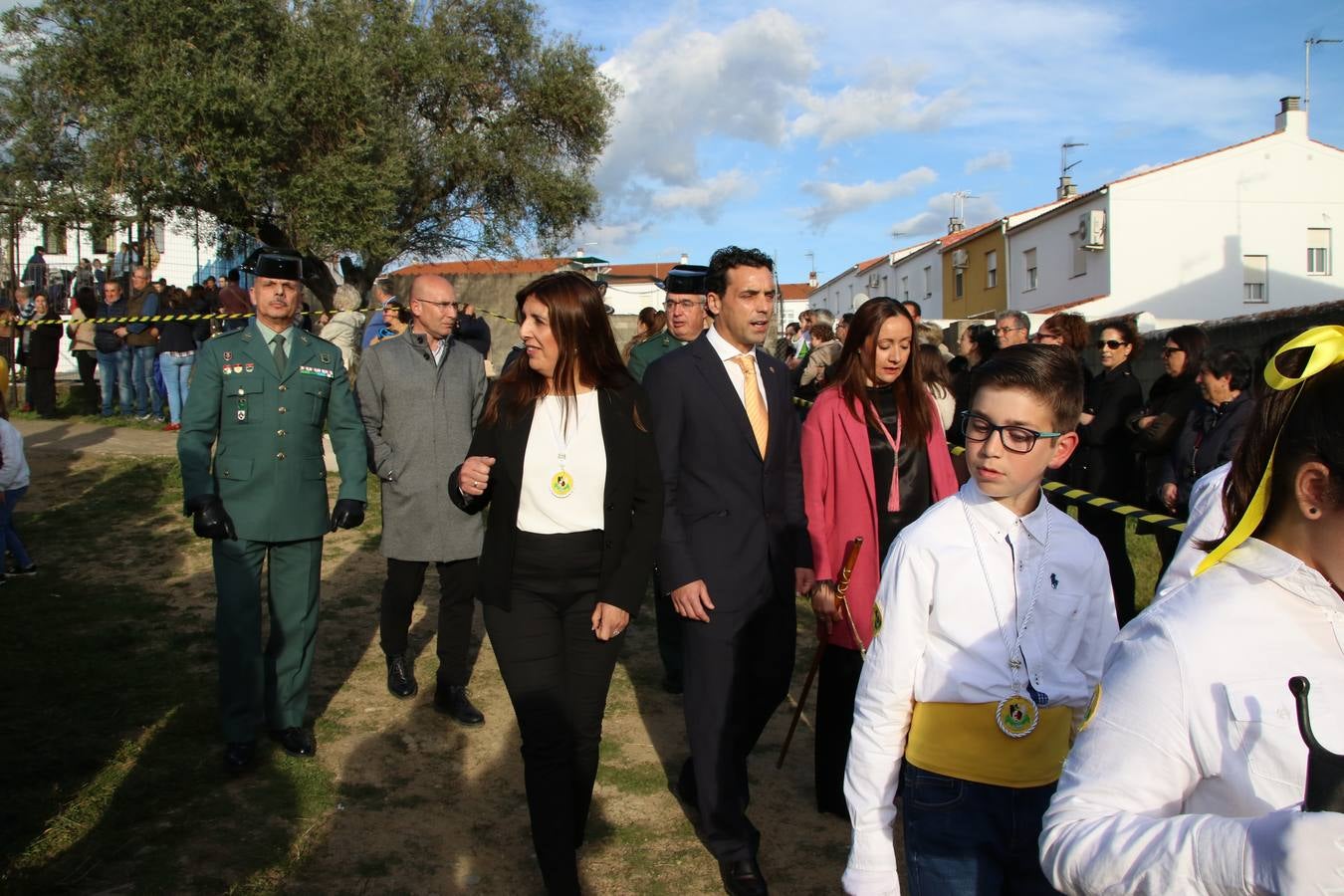 El Colegio «El Rodeo» celebró, ayer, una nueva edición de su Semana Santa infantil que, año tras año, se consolida como una de las citas imprescindibles del calendario cofrade jerezano. La iniciativa cuenta con la implicación de alumnos, padres y profesores, y muestra cómo los más pequeños comienzan a interiorizar los roles propios de quienes participan y hacen posible la Semana Santa del municipio: costaleros, capataces, nazarenos, agrupaciones musicales, mujeres ataviadas con mantilla negra, escoltas romanas, etc. La Agrupación Musical «Nuestro Padre Jesús Nazareno» y la Agrupación Musical «Maestro Sousa» de la OJE acompañaron con sus sones esta entrañable recreación.
