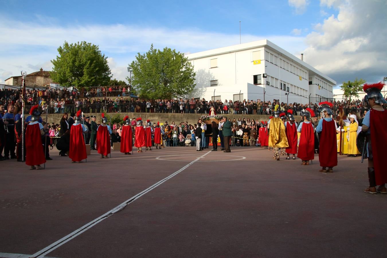 El Colegio «El Rodeo» celebró, ayer, una nueva edición de su Semana Santa infantil que, año tras año, se consolida como una de las citas imprescindibles del calendario cofrade jerezano. La iniciativa cuenta con la implicación de alumnos, padres y profesores, y muestra cómo los más pequeños comienzan a interiorizar los roles propios de quienes participan y hacen posible la Semana Santa del municipio: costaleros, capataces, nazarenos, agrupaciones musicales, mujeres ataviadas con mantilla negra, escoltas romanas, etc. La Agrupación Musical «Nuestro Padre Jesús Nazareno» y la Agrupación Musical «Maestro Sousa» de la OJE acompañaron con sus sones esta entrañable recreación.